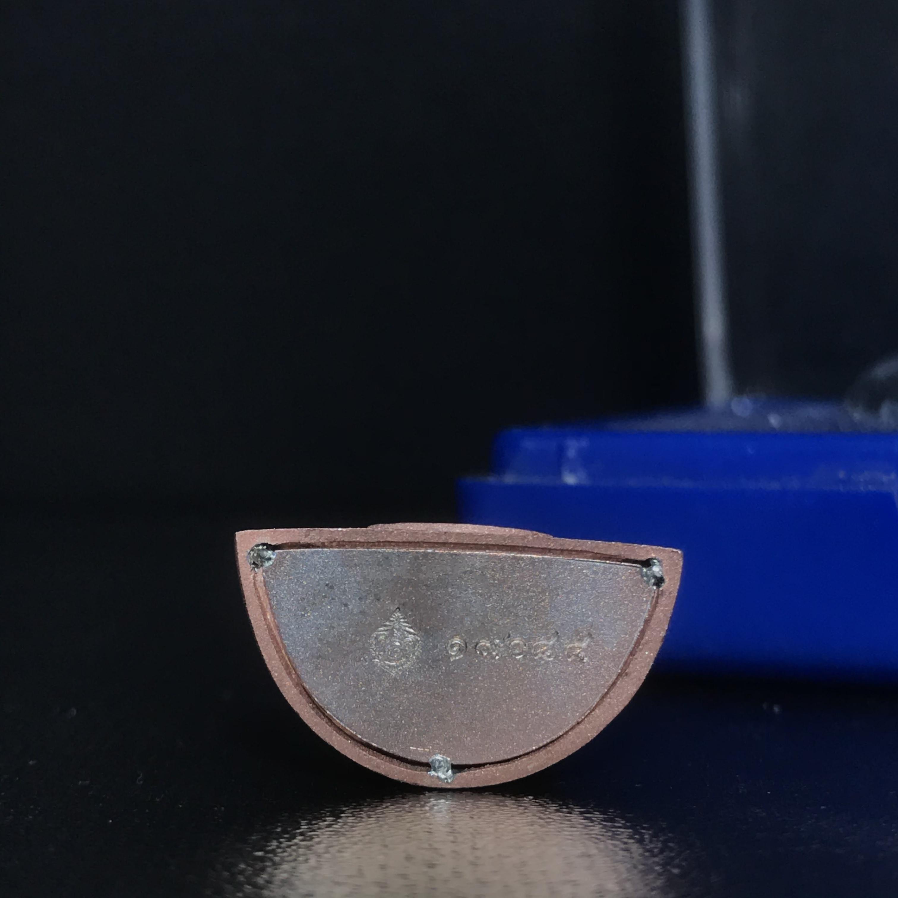 พระแก้วมรกต(จำลอง)ลอยองค์ ขนาดหน้าตัก 1/2 นิ้ว ทรงเครื่องฤดูร้อน เนื้อเงินสามกษัตริย์ ตราสัญลักษณ์ฉลองสิริราชสมบัติ ครบ 60 ปี พ.ศ.2549