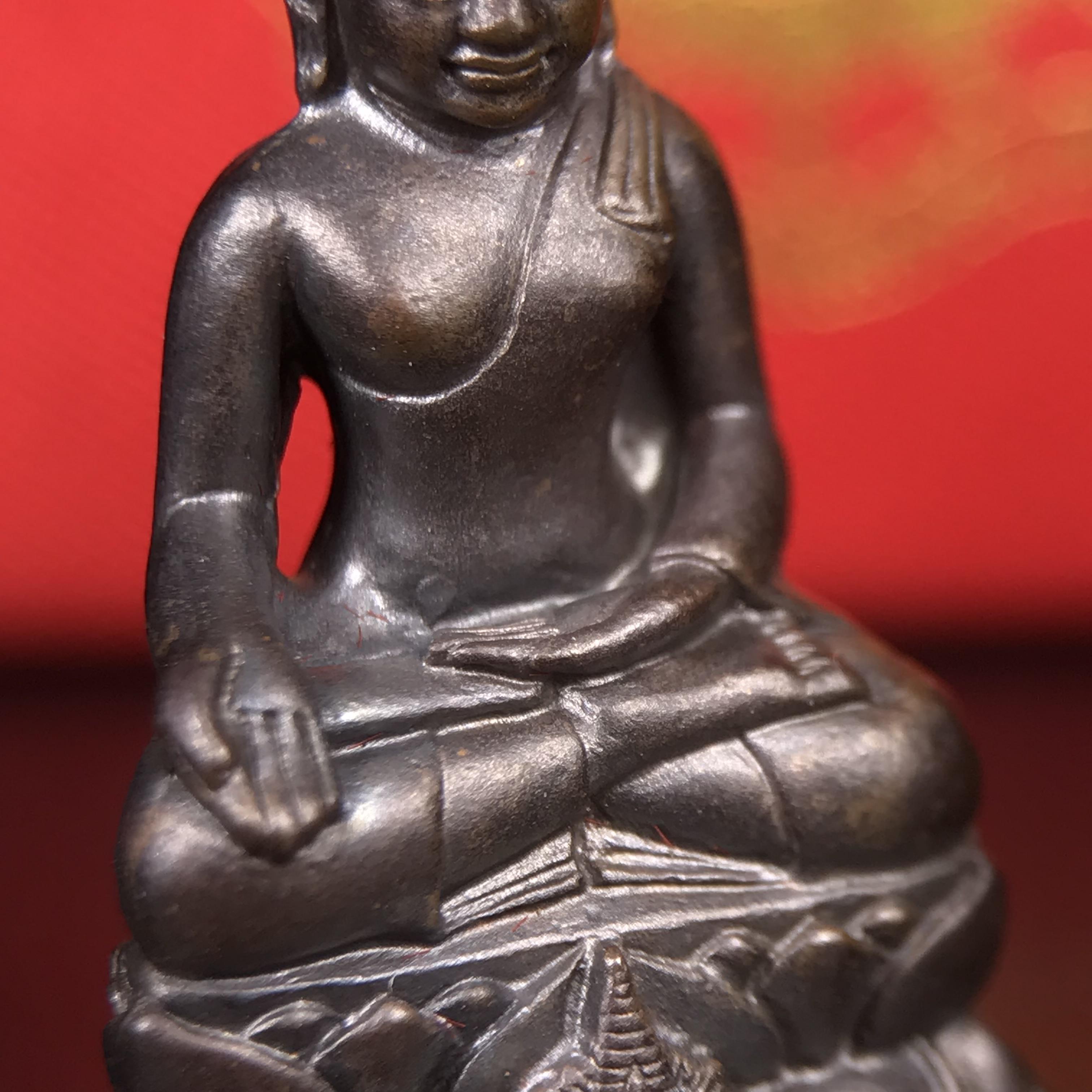 พระกริ่งไพรีพินาศ บรรจุเหล็กไหล ครั้งแรกและครั้งเดียวในประวัติศาสตร์ เฉลิมพระเกียรติ พระบาทสมเด็จพระเจ้าอยู่หัวรัชกาลที่9 พระชนมพรรษา 6 รอบ ปี2542 เนื้อนวโลหะผสมทองคำ(บรรจุเหล็กไหล)ดีนอก-ดีใน พิธีใหญ่ มวลสารเด่น (หายาก)