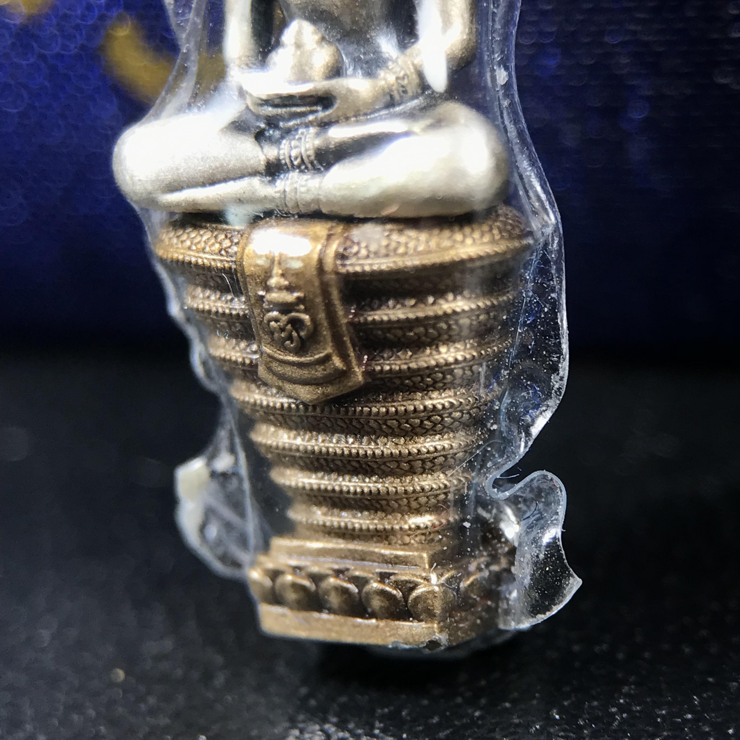 พระพุทธสิรินาคเภษัชยคุรุจุฬาภรณ์ ที่ระลึกโรงพยาบาลจุฬาภรณ์ พระกริ่งเงินฐานบรอนซ์ ขนาดความสูง 2.7 เซนติเมตร สภาพสวย ซีนซองกล่องบรรจุเดิมครบ องค์หมายเลข ๑๗๙๗