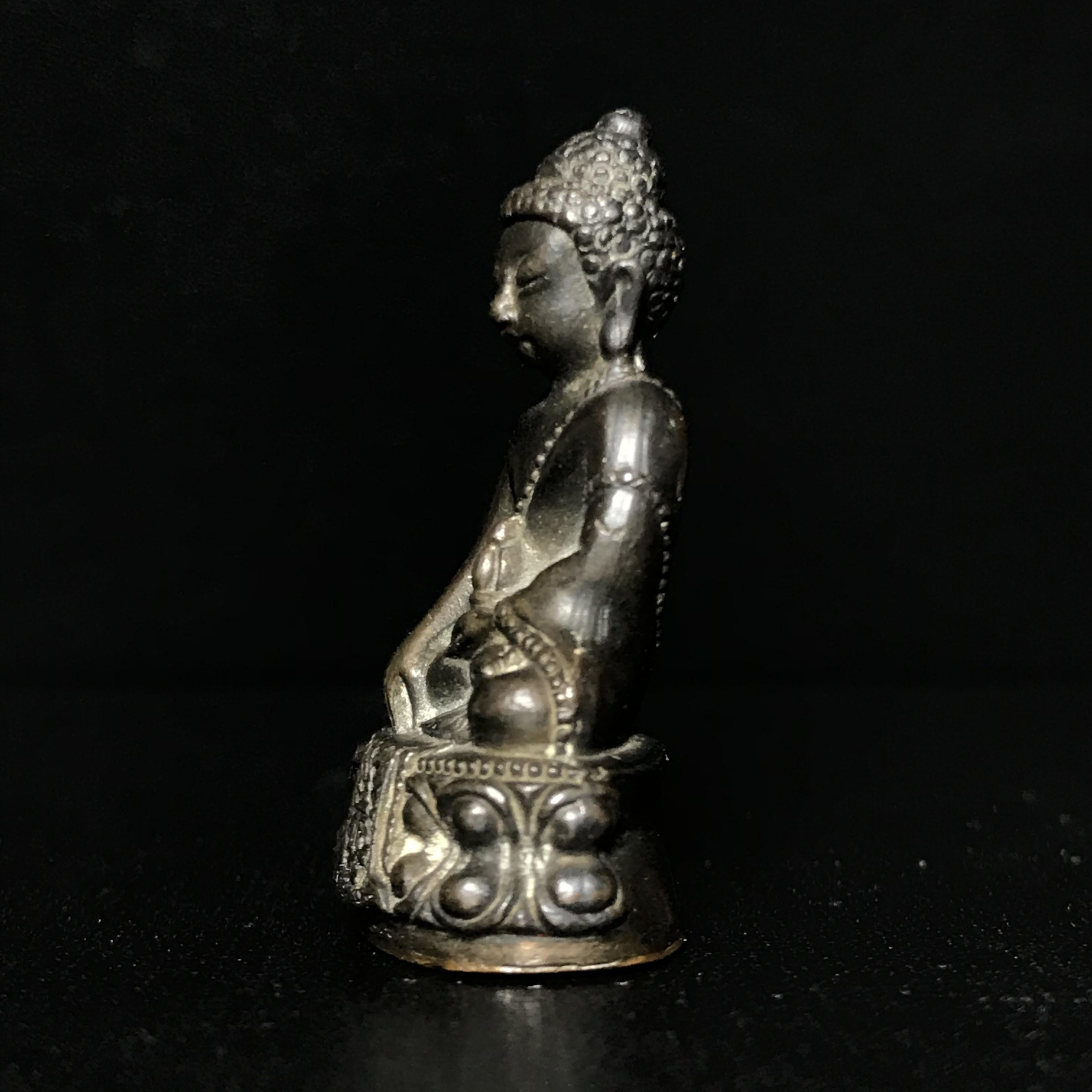 พระกริ่งอากาศมงคล (พระกริ่งนายเรืออากาศ) ที่ระลึก ครบรอบ 25 ปี โรงเรียนนายเรืออากาศ พระปรมาภิไธย ย่อ มวก. ที่ฐานผ้าทิพย์ ปี2521 เนื้อนวโลหะ(พระกริ่งยอดนิยมของชาว ทอ.)(1ใน 2521 องค์)