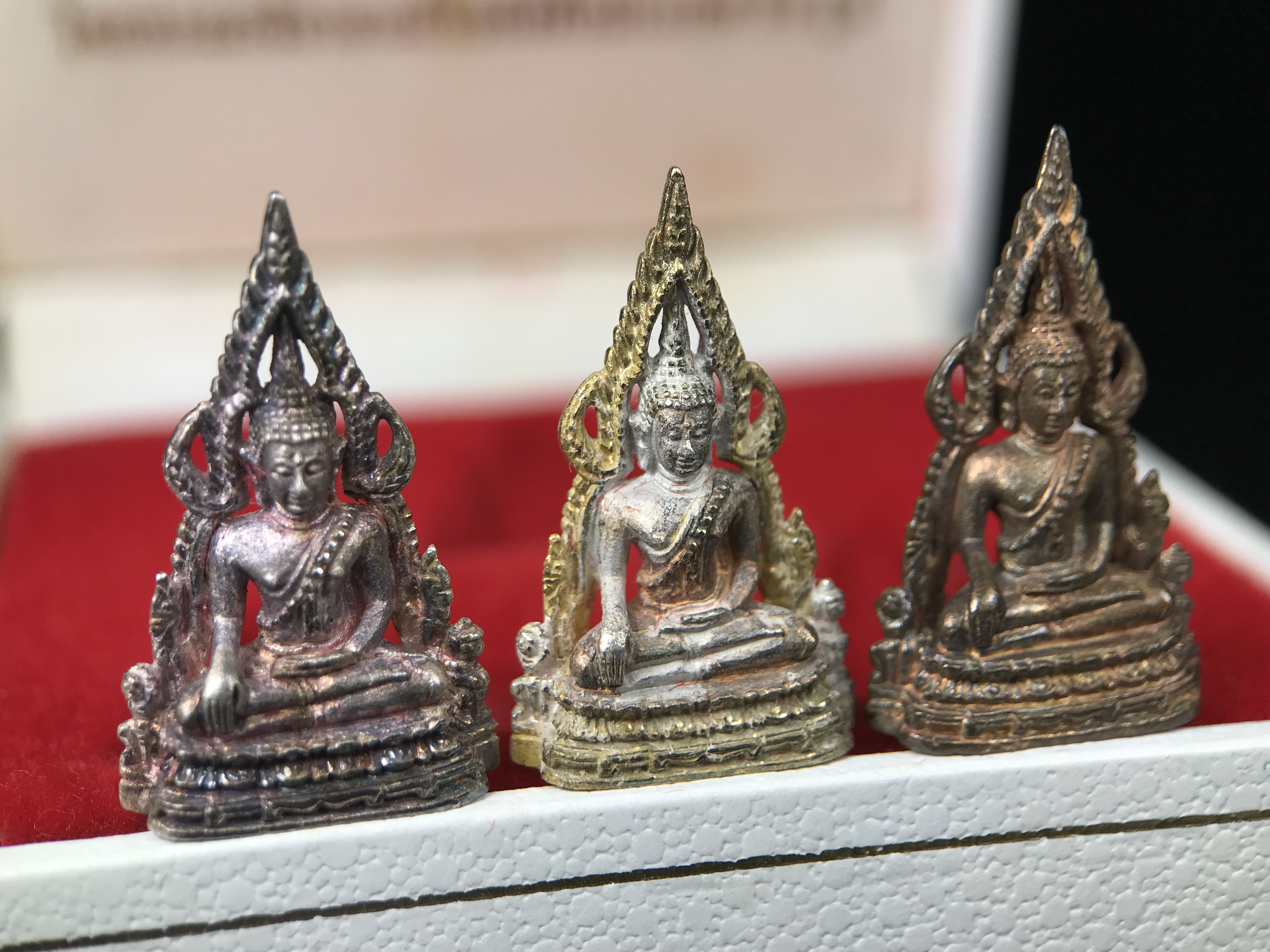 พระพุทธชินราช รุ่นมหาสิทธิโชค ปี2540 พิมพ์เล็กชุด3องค์ ขนาด 15 x 23 มม.(1.เงินสามกษัตริย์2.เงิน3.นวะ) พระดีพิธีใหญ่ พิธีพุทธาภิเษก ณ สถานที่ศักดิ์สิทธิ์เมืองพิษณุโลก ๔ ครั้ง โดยพระเกจิอาจารย์ชื่อดังทั่วประเทศ ๙๙ รูป โดยมีสมเด็จพระญาณสังวร เป็นประธานในพิธี