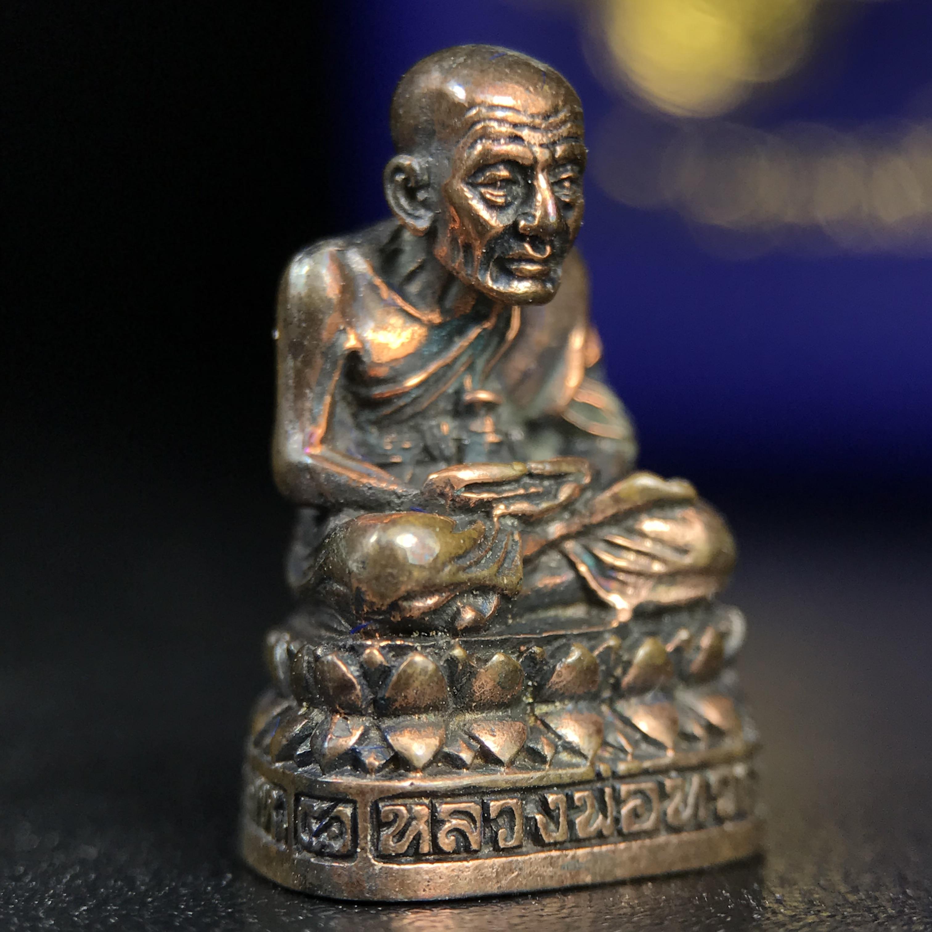 รูปเหมือนหล่อลอยองค์หลวงปู่ทวด รุ่น 111ปี กระทรวงกลาโหม เนื้อนวโลหะรมดำ-ปัดเงา ปี2540 พิธีใหญ่ เข้มขลัง นิยม พร้อมกล่องบรรจุเดิม(คัดสภาพสวยผิวเทพๆผิวรุ้งๆ)ทั้งพิธีทั้งพุทธศิลป์ทรงคุณค่าอีกหนึ่งรุ่นยอดนิยม