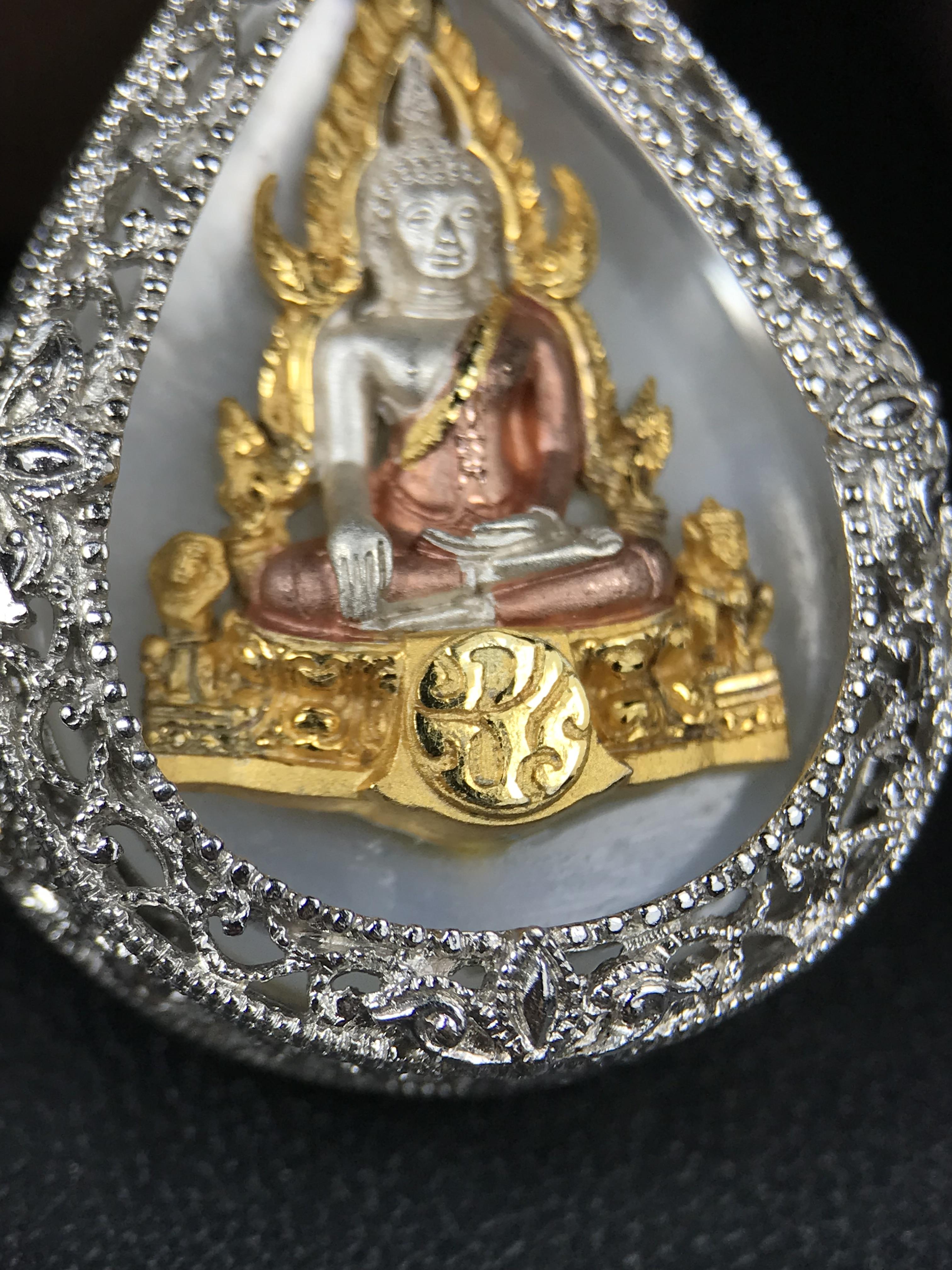 พระพุทธชินราช ภปร. โครงการ "เพราะแผ่นดินนี้ คือ แผ่นดินเกิด" ปี 2548(รุ่นแรก) เหรียญทรงหยดน้ำ ขนาด 21 x 31 มม. เนื้อเงินสามกษัตริย์ องค์พระชุบสามกษัตริย์ ล้อมด้วยกรอบเงินชุบทองคำขาวสลักเสลาเป็นลวดลายละเอียดอ่อน ส่วนพื้นองค์พระเป็นเปลือกหอยมุข