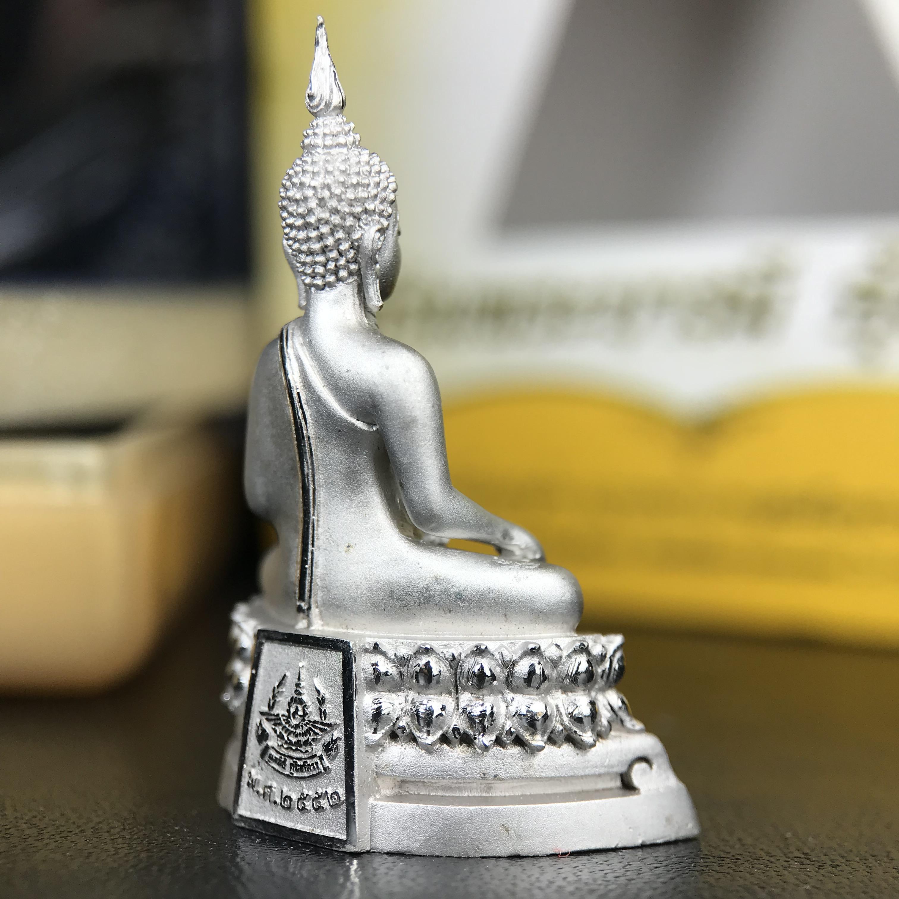 พระพุทธรูปคุ้มเกล้า ภปร.(ใต้ร่มพระบารมี คุ้มเกล้า) 60ปี โรงพยาบาลภูมิพลฯ พ.ศ.2552 เนื้อเงิน ชุบทองคำขาว(พิมพ์ใหญ่ขนาด 35.5*24 มม.)สภาพสวยเดิมพร้อมกล่องบรรจุเดิม ตอกโค๊ดหมายเลข ๘๒๒ หายาก(1ใน5000 องค์)