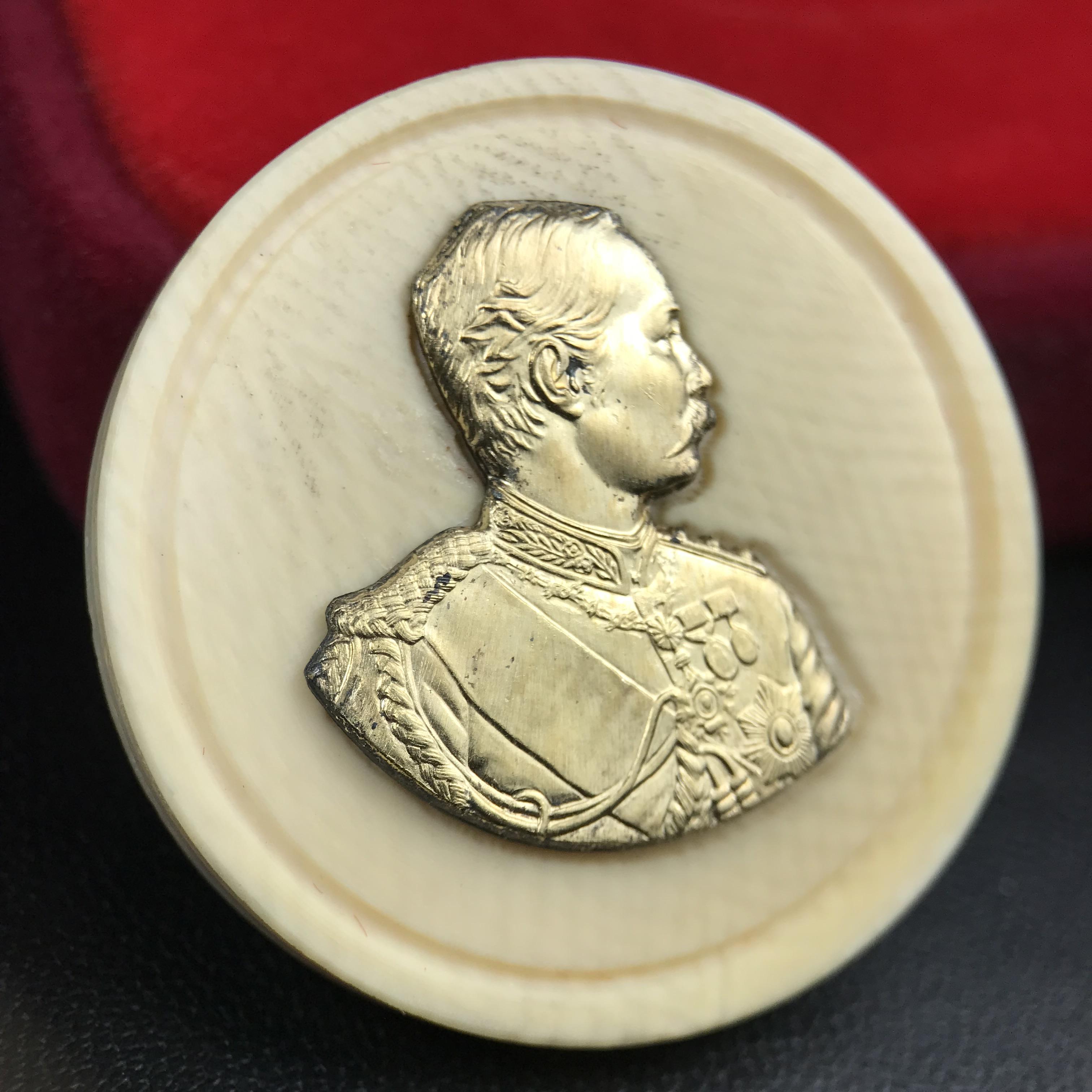 เหรียญรัชกาลที่ 5 คชสารหมื่นปี หลวงพ่ออุตตมะ วัดวังก์วิเวการาม ปี 2540 พิมพ์ใหญ่ขนาด 3.0 ซม. หน้ากากทองคำบริสุทธิ์ 99.99% (ผิวสวยเดิม)พร้อมกล่องบรรจุเดิมครบ(ควรคู่ผู้รู้คุณค่า ด้วยวัตถุมงคล เสริมบุญญาบารมี)