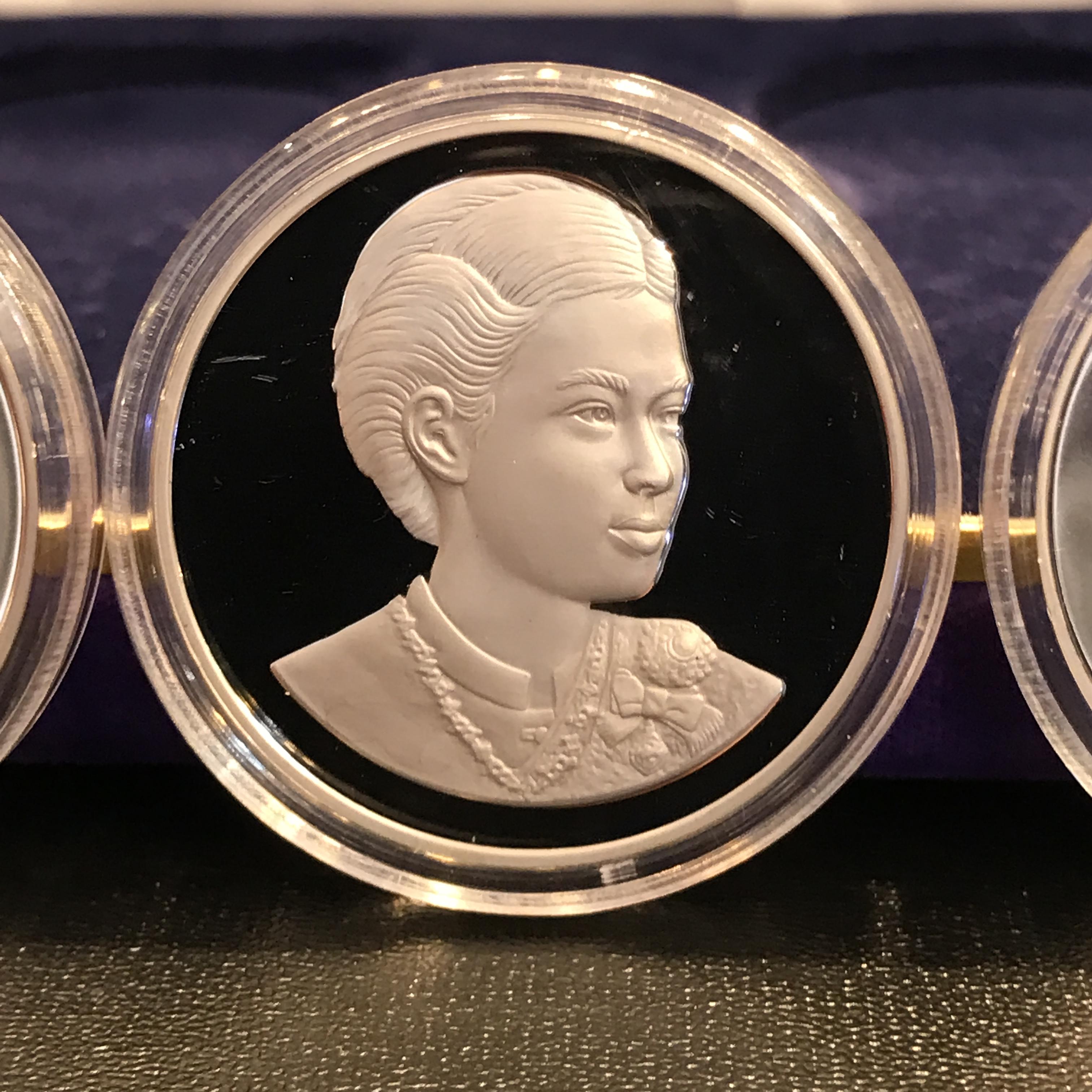 เหรียญที่ระลึกเทิดพระเกียรติสมเด็จพระเทพรัตนราชสุดาฯ สยามบรมราชกุมารี องค์อุปถัมภ์ดนตรีไทย เนื่องในวโรกาสทรงเจริญพระชนมายุ 36 พรรษา พ.ศ.2534(ชุด ดีด สี ตี เป่า)(1ใน1005ชุด)(หายาก)