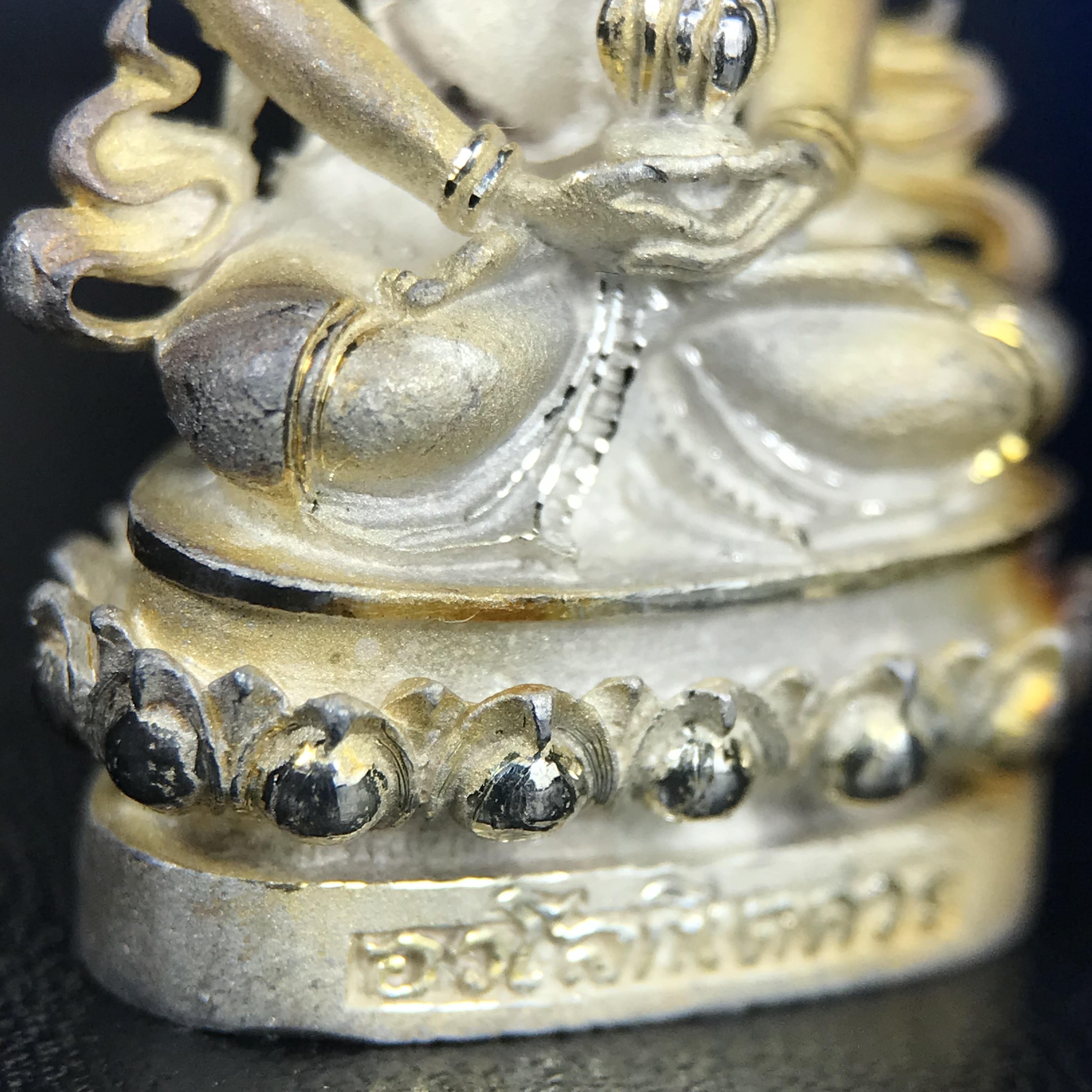 พระกริ่งอวโลกิเตศวร ( เจ้าแม่กวนอิม ) วัดโพธิ์แมนคุณาราม รุ่นอุดมโภคทรัพย์ พ.ศ.2539 เนื้อเงินพ่นทราย(ผิวเดิม ขึ้นสีรุ้งธรรมชาติ แบบนิยม เสน่ห์ของพระเนื้อเงิน) (พร้อมกล่องบรรจุการ์ดใบรับรองเดิมครบ)(อีกหนึ่งรุ่นยอดนิยม พุทธศิลป์สวยงดงาม)หายาก 1 ใน 5000 องค์