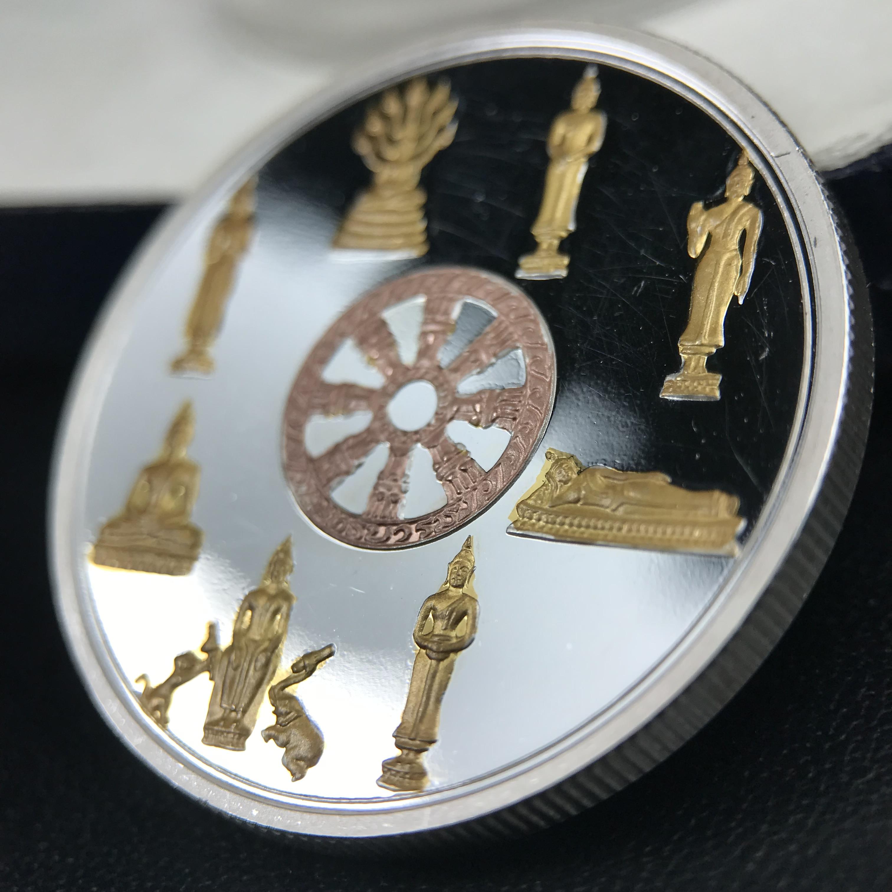 เหรียญพระแก้วมรกต พระพุทธชินราช พระพุทธโสธร รุ่นพุทธบารมี ปี 2540 เนื้อเงินขัดเงา 99.9% ชุบ 3 กษัตริย์ พร้อมกล่องและใบรับรองเดิม พิธีพุทธาภิเษก 2 พิธีมหามงคล(พระพุทธคู่บ้านคู่เมือง รูปแบบเหรียญสวยงดงามมาก พิธีใหญ่ เป็นที่นิยม)สร้างน้อยหายาก 1 ใน500 เหรียญ