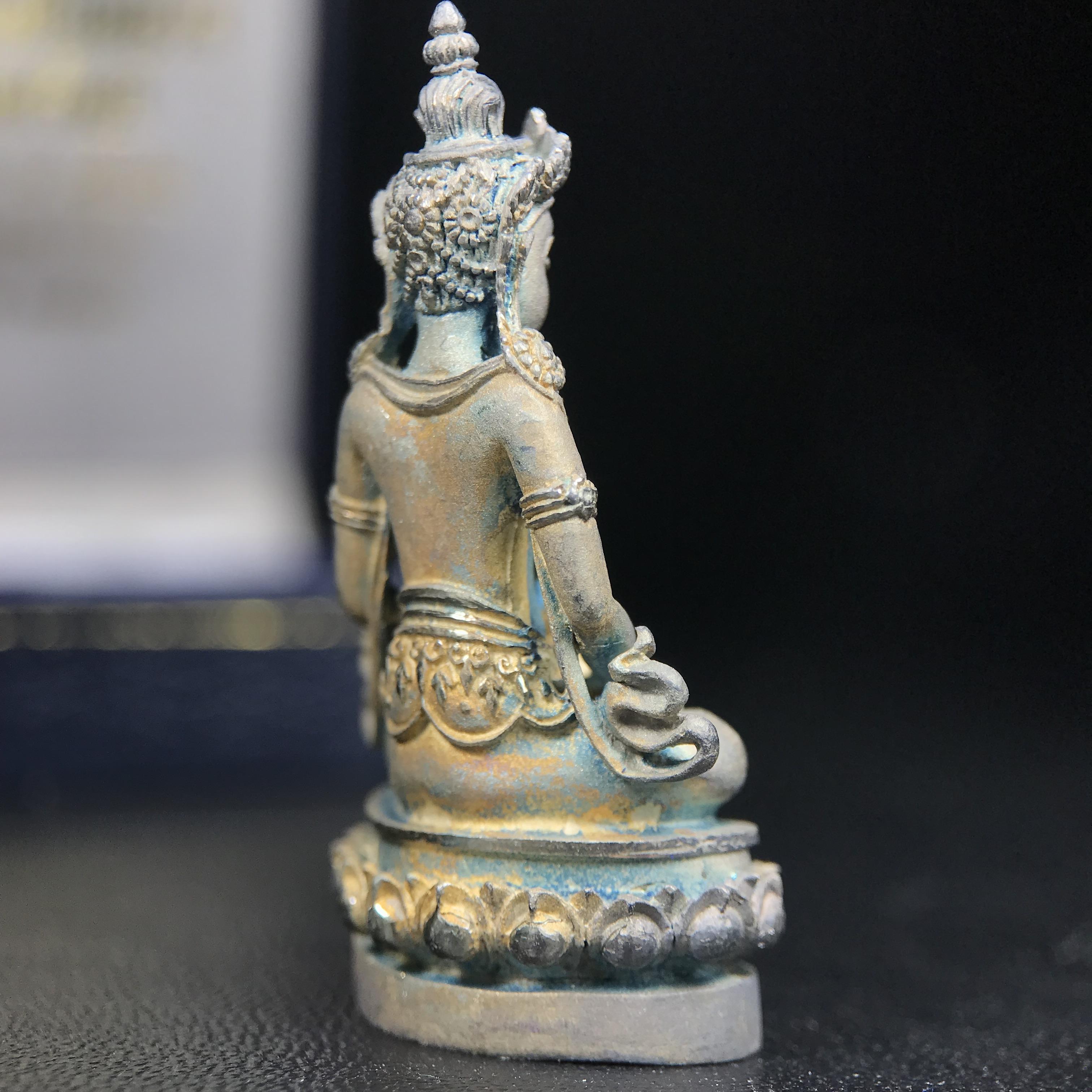 พระกริ่งอวโลกิเตศวร ( เจ้าแม่กวนอิม ) วัดโพธิ์แมนคุณาราม รุ่นอุดมโภคทรัพย์ ปี 2539 เนื้อเงินพ่นทราย(ผิวเดิม ขึ้นสีรุ้งธรรมชาติ แบบนิยม เสน่ห์ของพระเนื้อเงิน)(พร้อมกล่องบรรจุเดิม)(อีกหนึ่งรุ่นยอดนิยม พุทธศิลป์สวยงดงาม)หายาก 1 ใน 5000 องค์*องค์หมายเลข ๒๑๖๒*