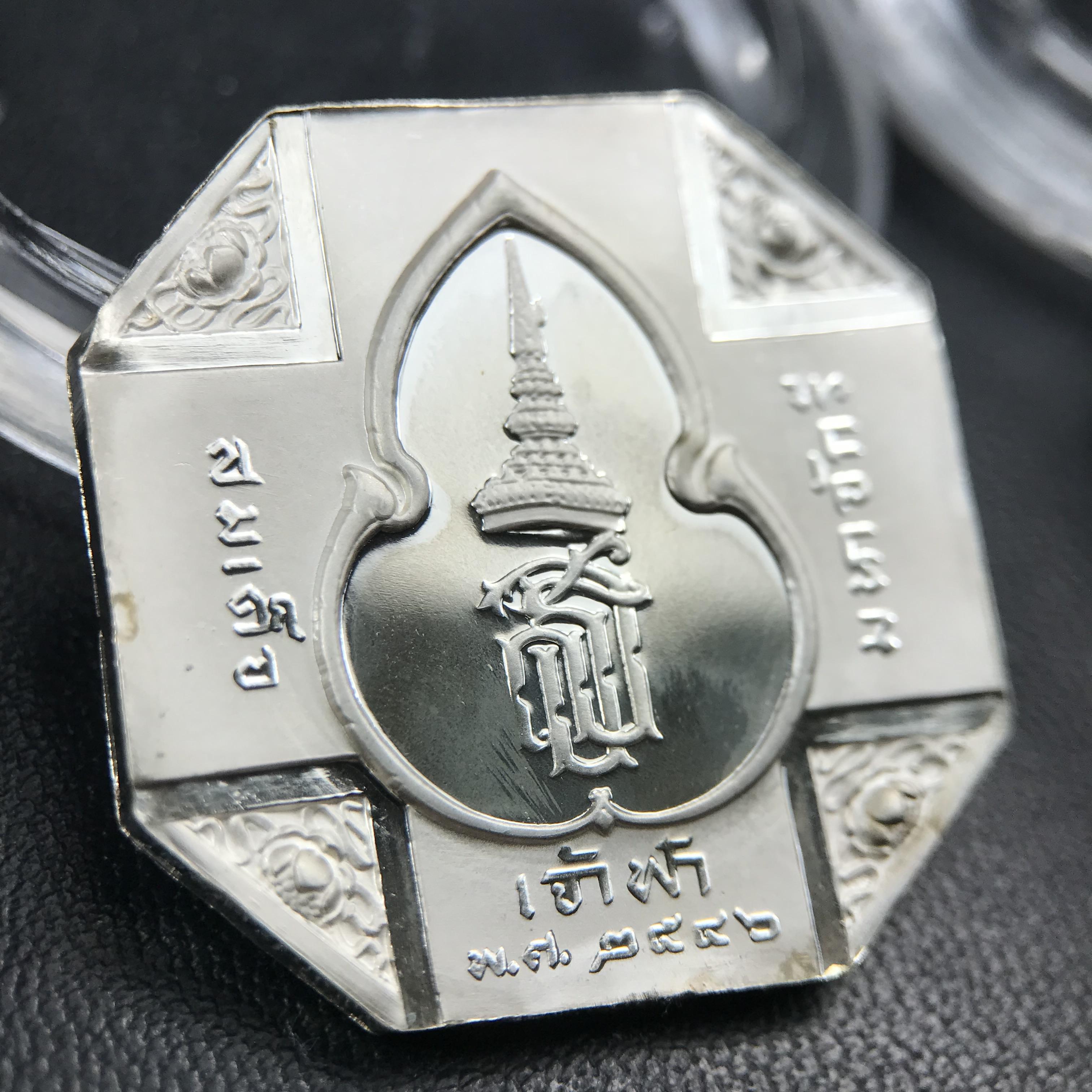 เหรียญหลวงพ่อทวด รุ่นสมเด็จเจ้าฟ้ามหาจักรี 48พรรษา โดยสภากาชาดไทย ปี2546 ชุดเหรียญเนื้อเงิน4ขนาด(ครบชุดพร้อมตลับบรรจุเดิม)พุทธาภิเษก ณ วัดช้างให้ จังหวัดปัตตานี