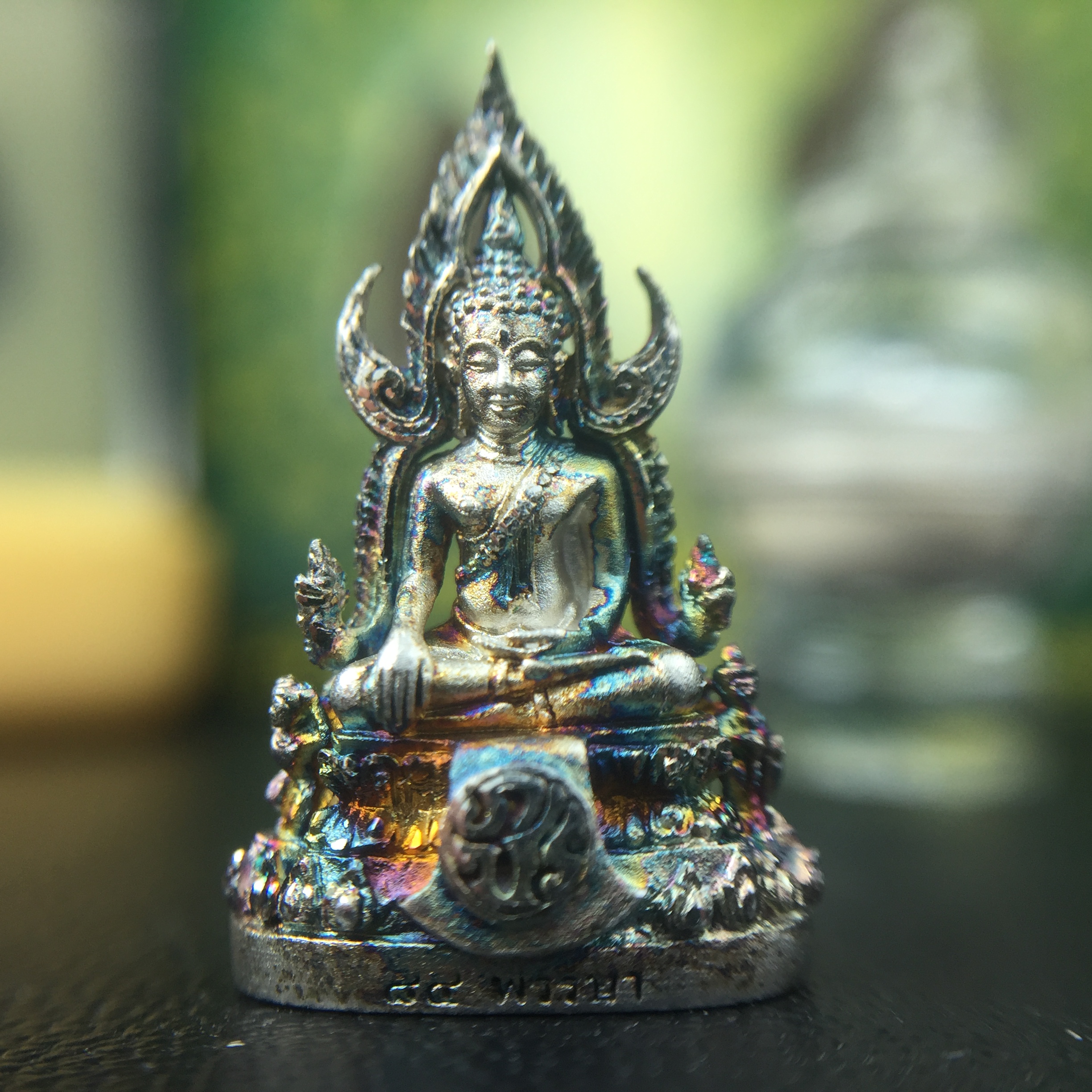 พระพุทธชินราช(จำลอง) ภปร. 84 พรรษา เนื้อเงินชุบทองคำขาว พิมพ์เล็กขนาดหน้าตัก 1/4 นิ้ว (สภาพผิวเดิมสวย ขึ้นสีรุ้งธรรมชาติ แบบนิยม)(พระราชทานมวลสาร จิตรลดาและเส้นพระเจ้า(เส้นผม))