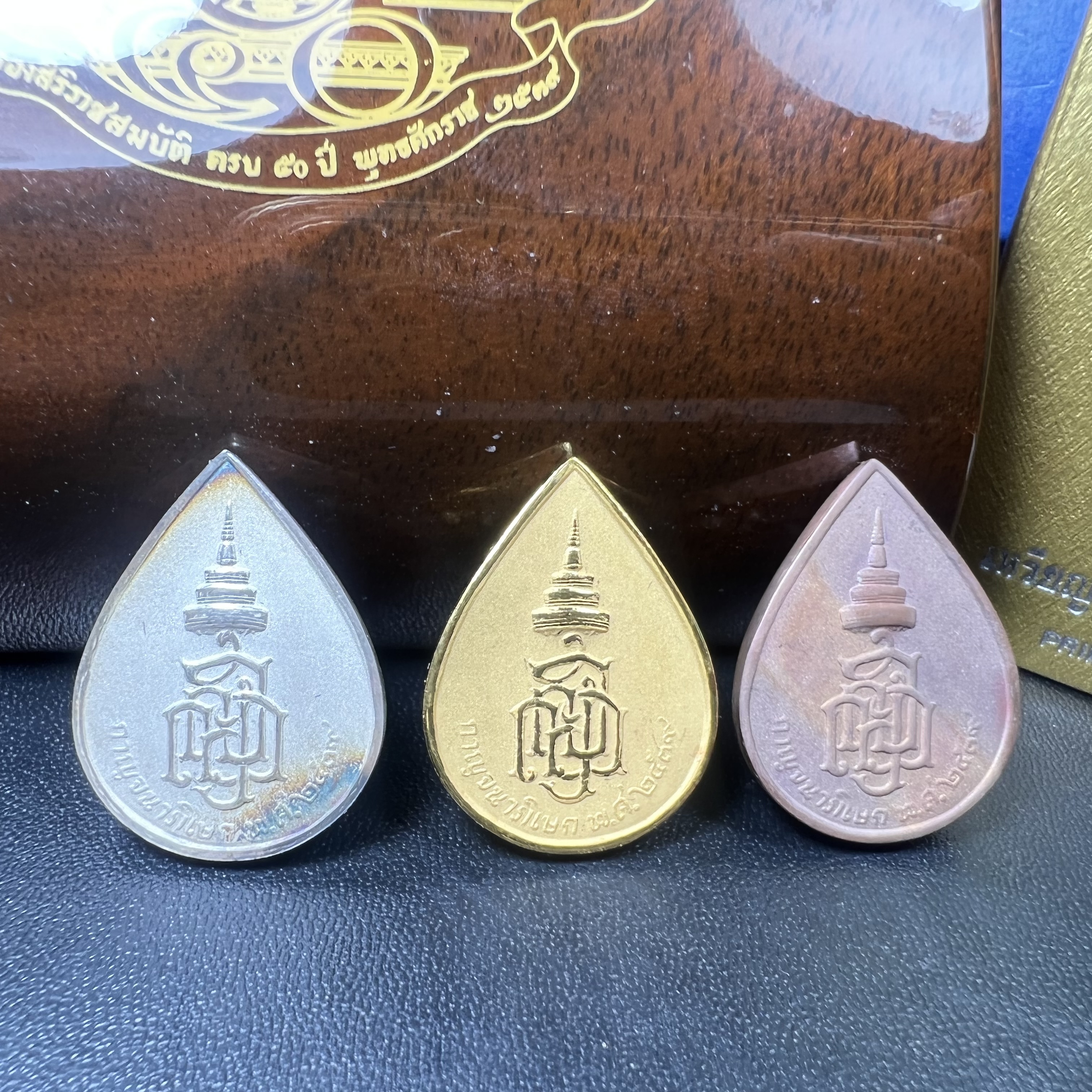 เหรียญพระพิฆเนศวร ญสส. ชุดกาญจนาภิเษกครองราชย์ 50 ปี พุทธศักราช 2538 วัดบวรนิเวศวิหาร ชุดทองคำพิมพ์ใหญ่(2.9 ซม.)(เนื้อทองคำ+เนื้อเงิน+เนื้อทองทิพย์) สภาพสวยเดิมพร้อมกล่องบรรจุเดิม ตอกโค๊ดหมายเลขกำกับ 634(พิธีใหญ่ พุทธศิลป์งดงาม)(นิยมหายาก)1 ใน 939 ชุด