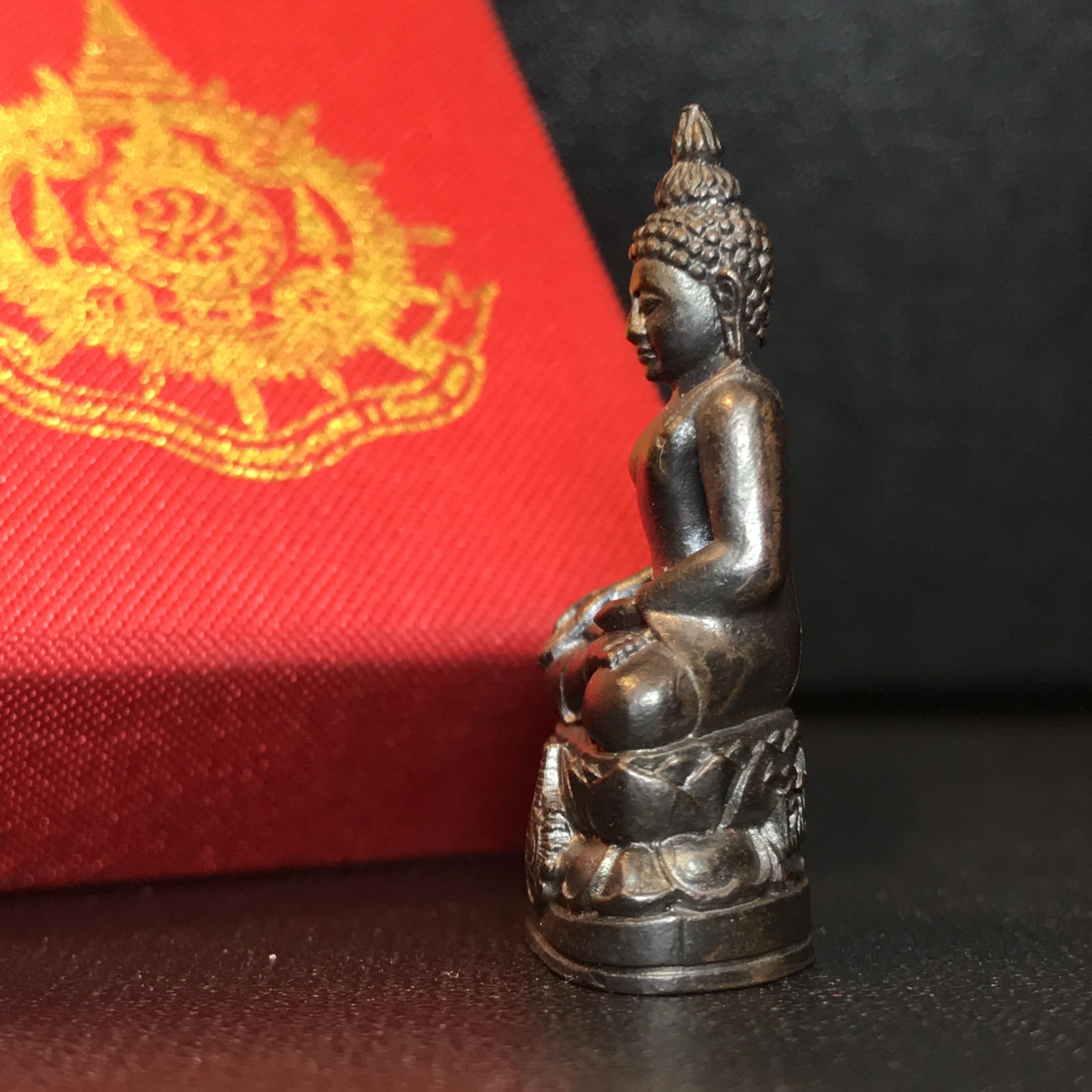 พระกริ่งไพรีพินาศ เฉลิมพระเกียรติ พระบาทสมเด็จพระเจ้าอยู่หัวรัชกาลที่9 พระชนมพรรษา 6 รอบ ปี2542เนื้อนวโลหะผสมทองคำ(บรรจุเหล็กไหล)ดีนอก-ดีใน