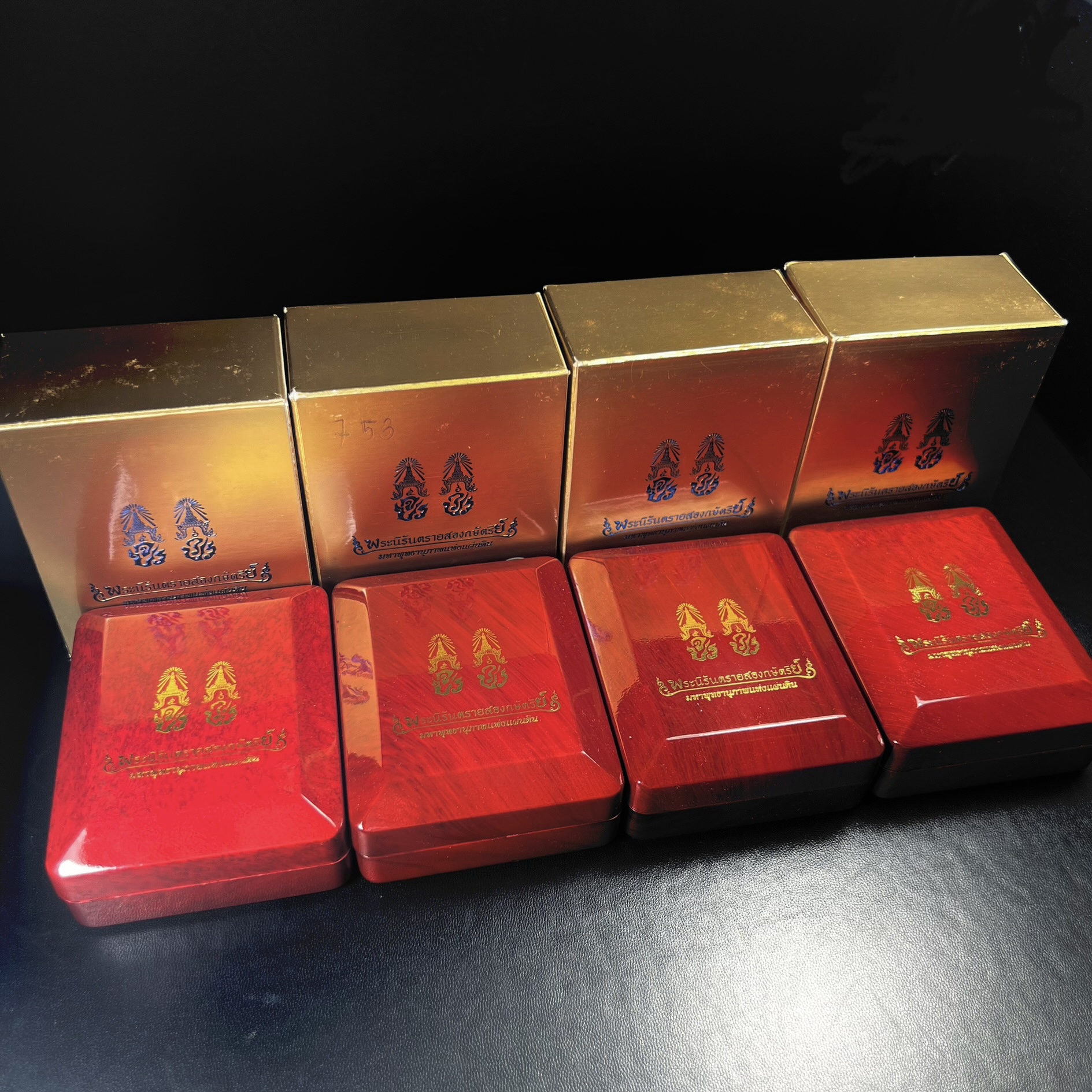 พระนิรันตรายสองกษัตริย์ มหาพุทธานุภาพแห่งแผ่นดิน ปี2552 "พระผู้ปกป้องคุ้มครองจากภัยอันตรายทั้งปวง" พระผงพิมพ์สมเด็จหน้าปัดทองสีดำด้านหลังปัดทอง เชิญอักษรพระปรมาภิไธยสองกษัตริย์(จปร.และ วปร.) พร้อมกล่องบรรจุเดิมครบชุด