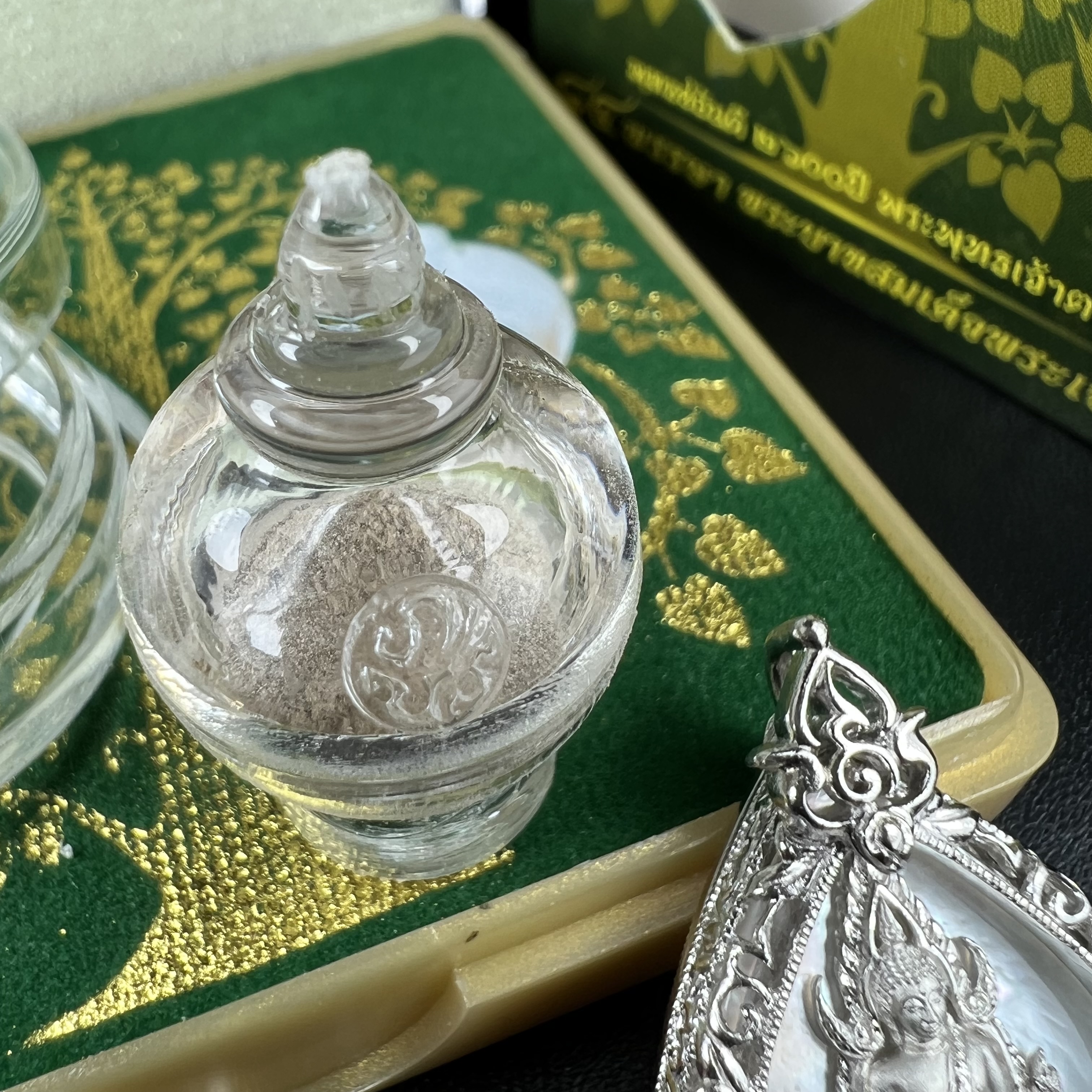 พระพุทธชินราช(จำลอง) ภปร. 84 พรรษา ทรงหยดน้ำ เนื้อเงินชุบทองคำขาว ขนาด 20*36 มม. (พระราชทานมวลสาร จิตรลดาและเส้นพระเจ้า(เส้นผม)รัชกาลที่9)พุทธศิลป์ทรงคุณค่าอีกหนึ่งรุ่นยอดนิยม งดงาม ทรงคุณค่า หายาก