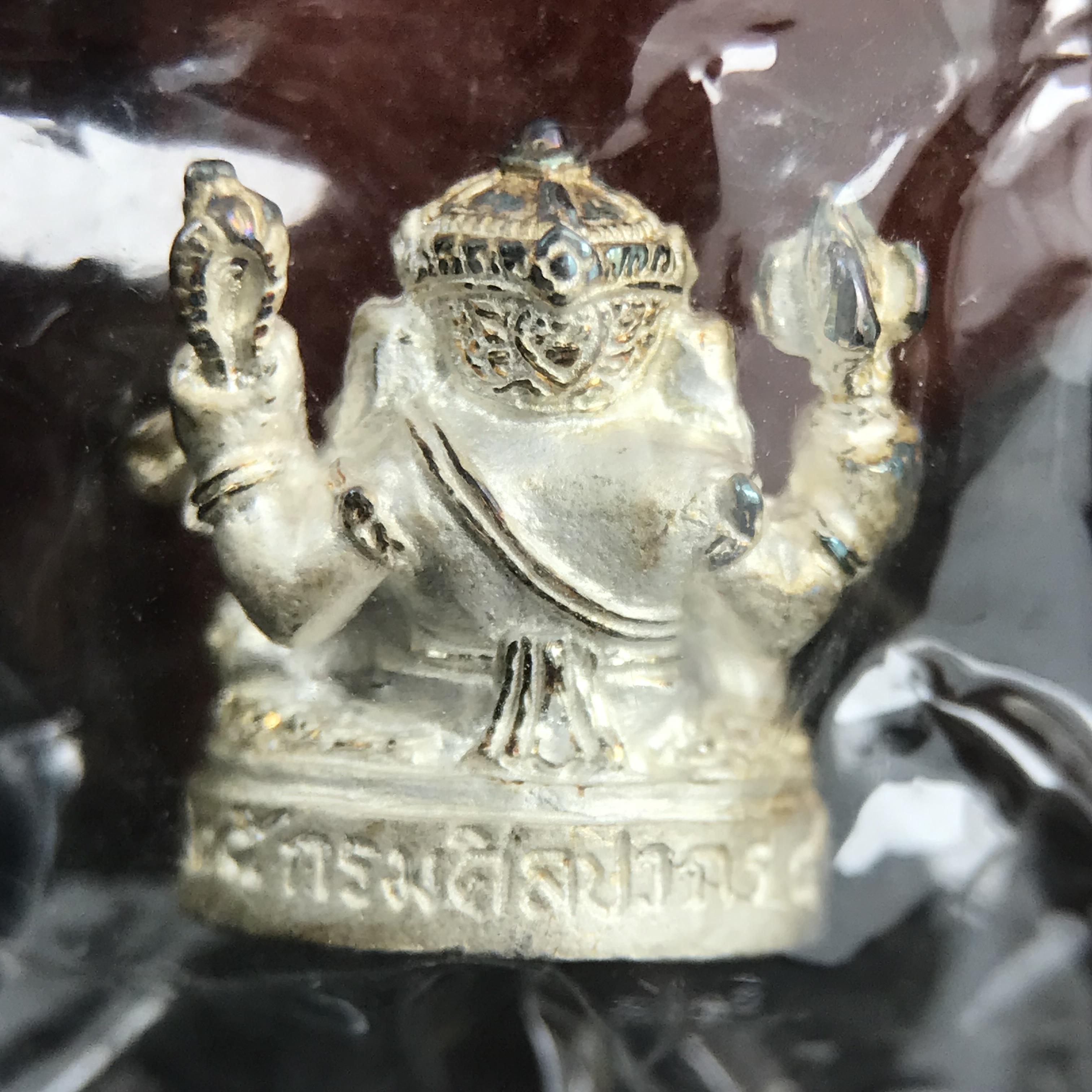 พระพิฆเนศ พิมพ์ลอยองค์ รุ่นแรก กรมศิลปากร ปี 2540 เนื้อเงิน ผิวเดิมติดรุ้งๆ(ซีนซองเดิมพร้อมกล่องไม้และกล่องกระดาษครบชุด)พิธีใหญ่ เข้มขลัง มวลสารศักดิ์สิทธิ์ (เทพเจ้าแห่งความสำเร็จและศิลปวิทยาการ)ยอดนิยมหายาก