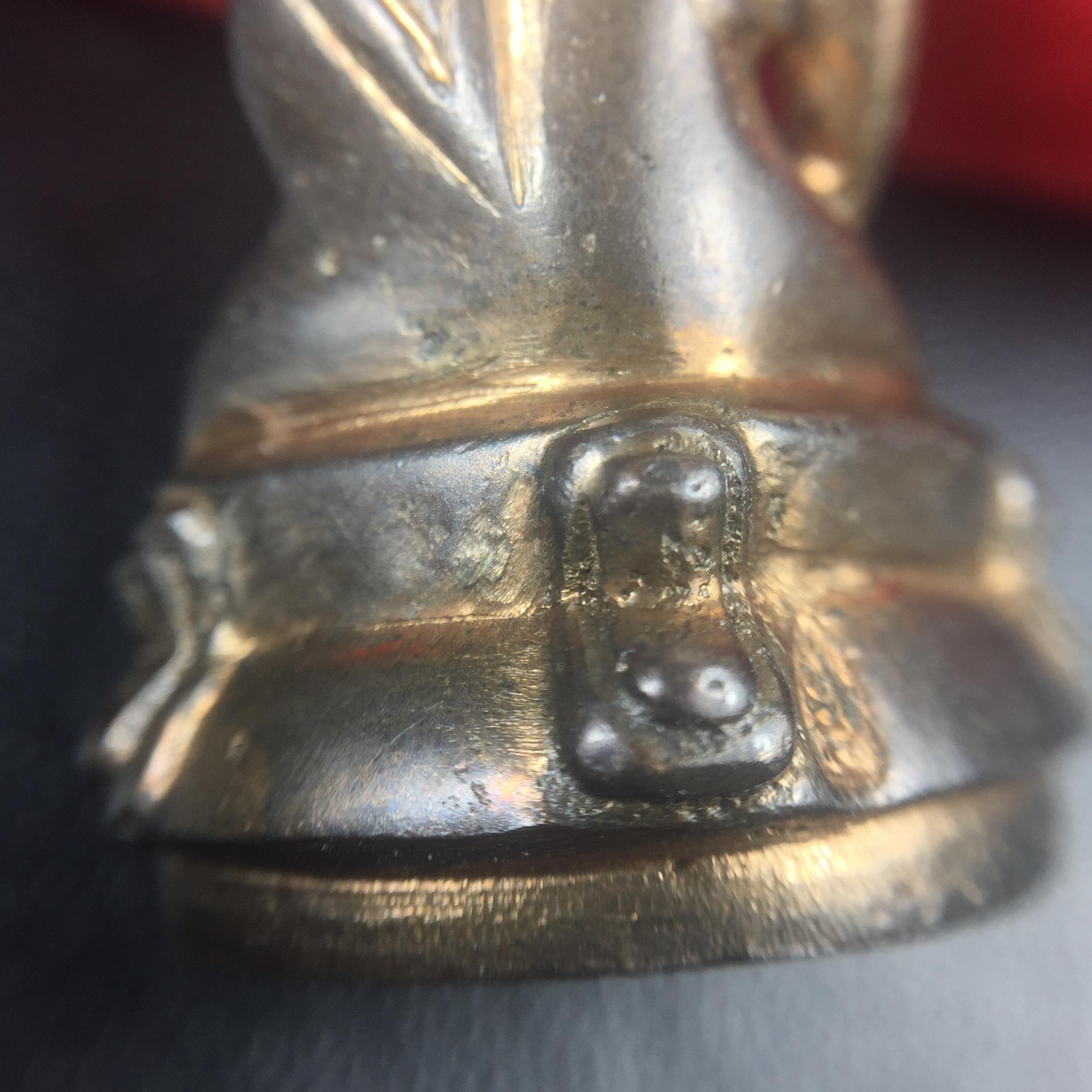 พระกริ่ง-พระชัยวัฒน์ ปวเรศ ปี2530 วัดบวรนิเวศราชวรวิหาร(องค์พระชัยวัฒน์เลี่ยมกรอบทองคำแท้)(ในหลวง ร.9 เสด็จเททอง)(บรรจุเส้นเกศาในหลวงรัชกาลที่9)พร้อมสูจิบัตรเดิมตอนจัดสร้าง(สภาพสวยครบสมบูรณ์) (องค์หน้าใหญ่)(องค์ทองทบ)แบบพิมพ์นิยมหายาก