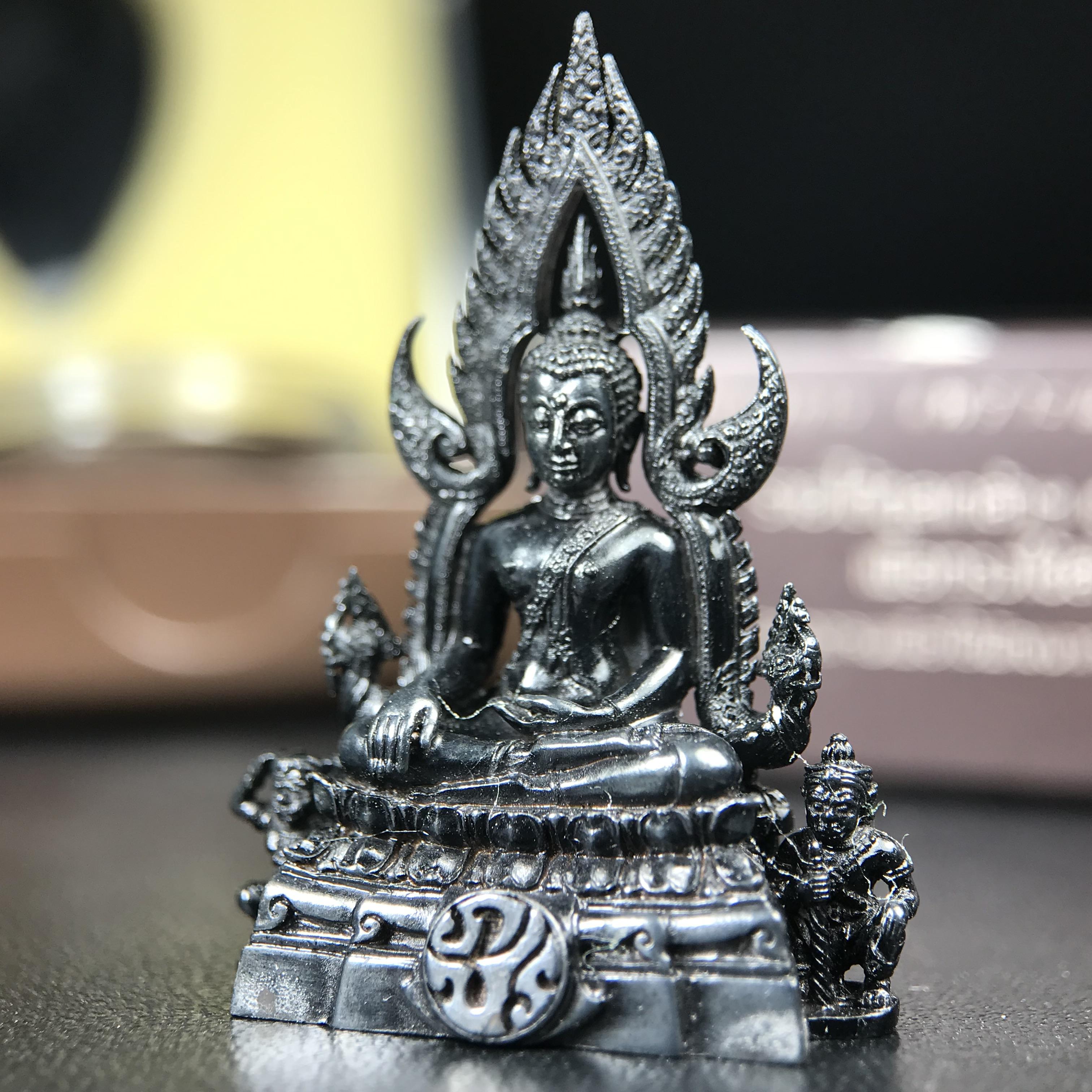 พระพุทธชินราช ภปร. โครงการ "เพราะแผ่นดินนี้ คือ แผ่นดินเกิด" ปี2548(รุ่นแรก) ลอยองค์ หน้าตัก 1/2 นิ้ว(ขนาด 3.5 x 2.5 ซม.) เนื้อเงินรมดำ(พุทธศิลป์จำลองเมื่อครั้งลอกทอง ครั้งที่3 เมื่อปี2547 ร้อยปีจะมีสักครั้ง "พระพุทธชินราชองค์ดำ")