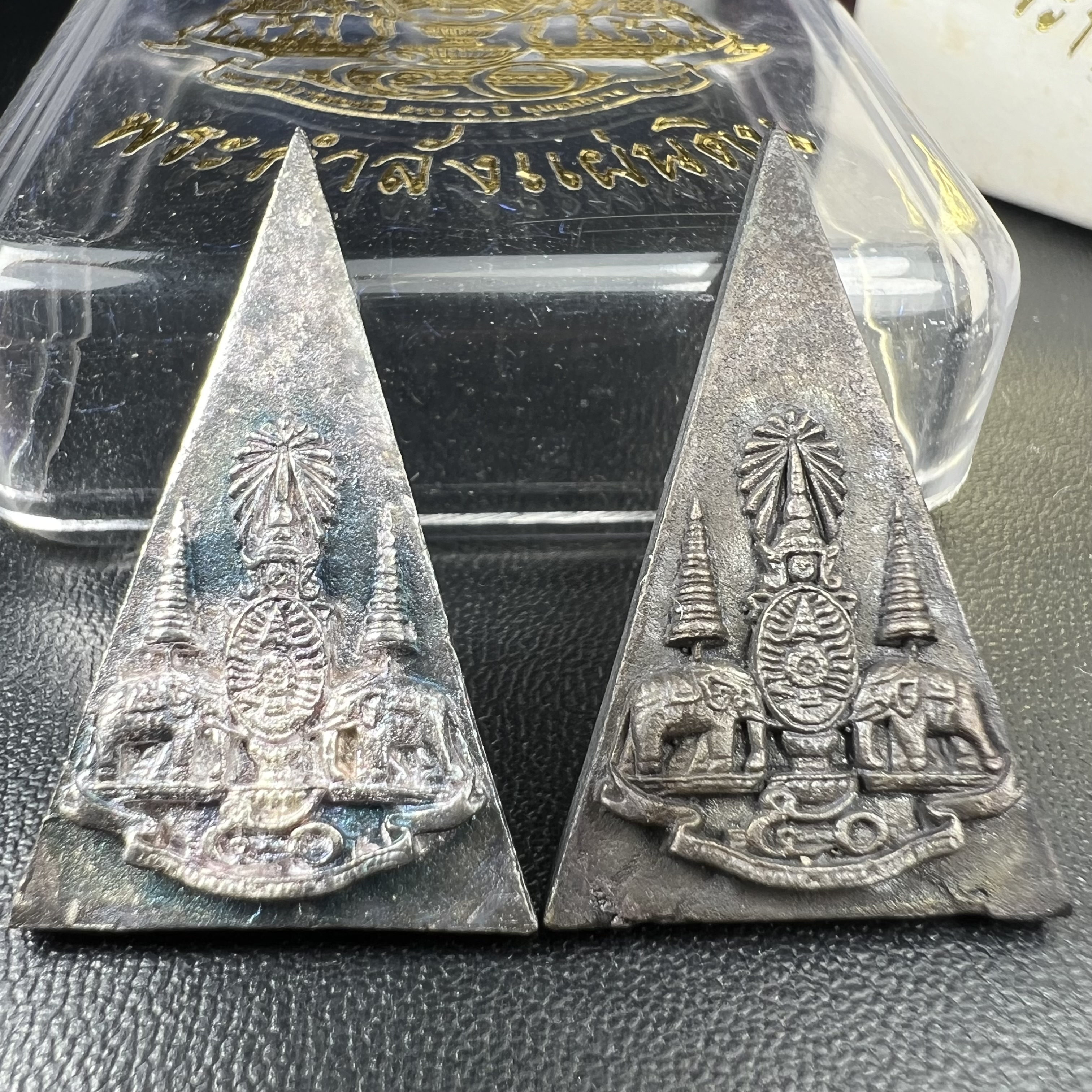 พระกำลังแผ่นดิน (สมเด็จจิตรลดา2) จัดสร้างเฉลิมพระเกียรติ ร.9 ครองราชย์ 50 ปี 2539 เนื้อเงิน(ผิวเดิมกลับดำ รุ้งๆสวย)+เนื้อนวโลหะ(สร้างน้อยหายาก)พร้อมกล่องบรรจุเดิมครบสมบูรณ์(1ใน2539องค์)