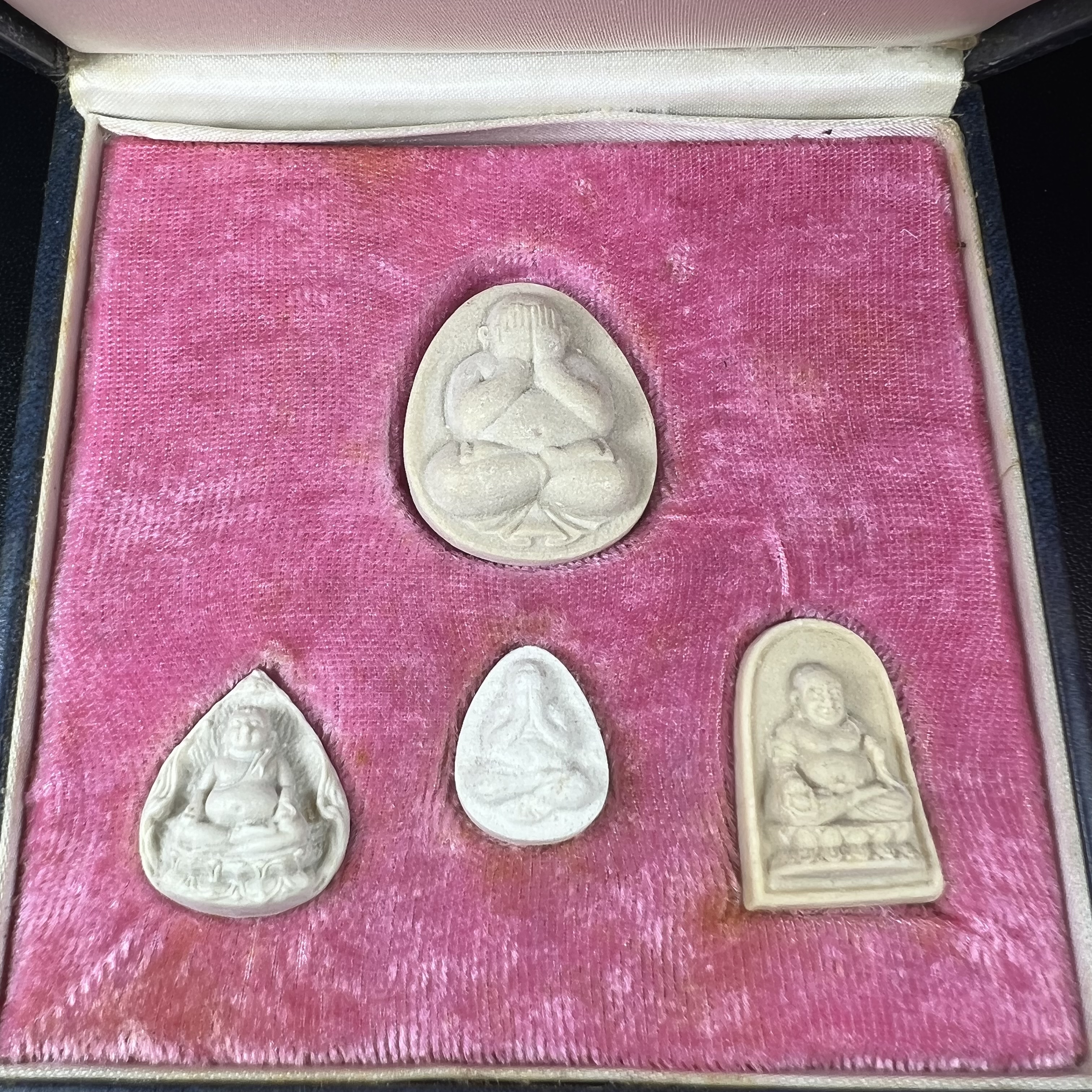 พระปิดตา รุ่นแรก ชุดกรรมการ ชุดมงคลการบำเพ็ญกุศลอายุครบ 6 รอบ(72 พรรษา) สมเด็จพระญาณสังวร วัดบวรนิเวศวิหาร วันที่ 2-3 ตุลาคม 2528 (1ชุดประกอบด้วยพระเนื้อผง 4 รายการ)ชุดกรรมการพร้อมกล่องบรรจุเดิมครบสมบูรณ์(หายาก)