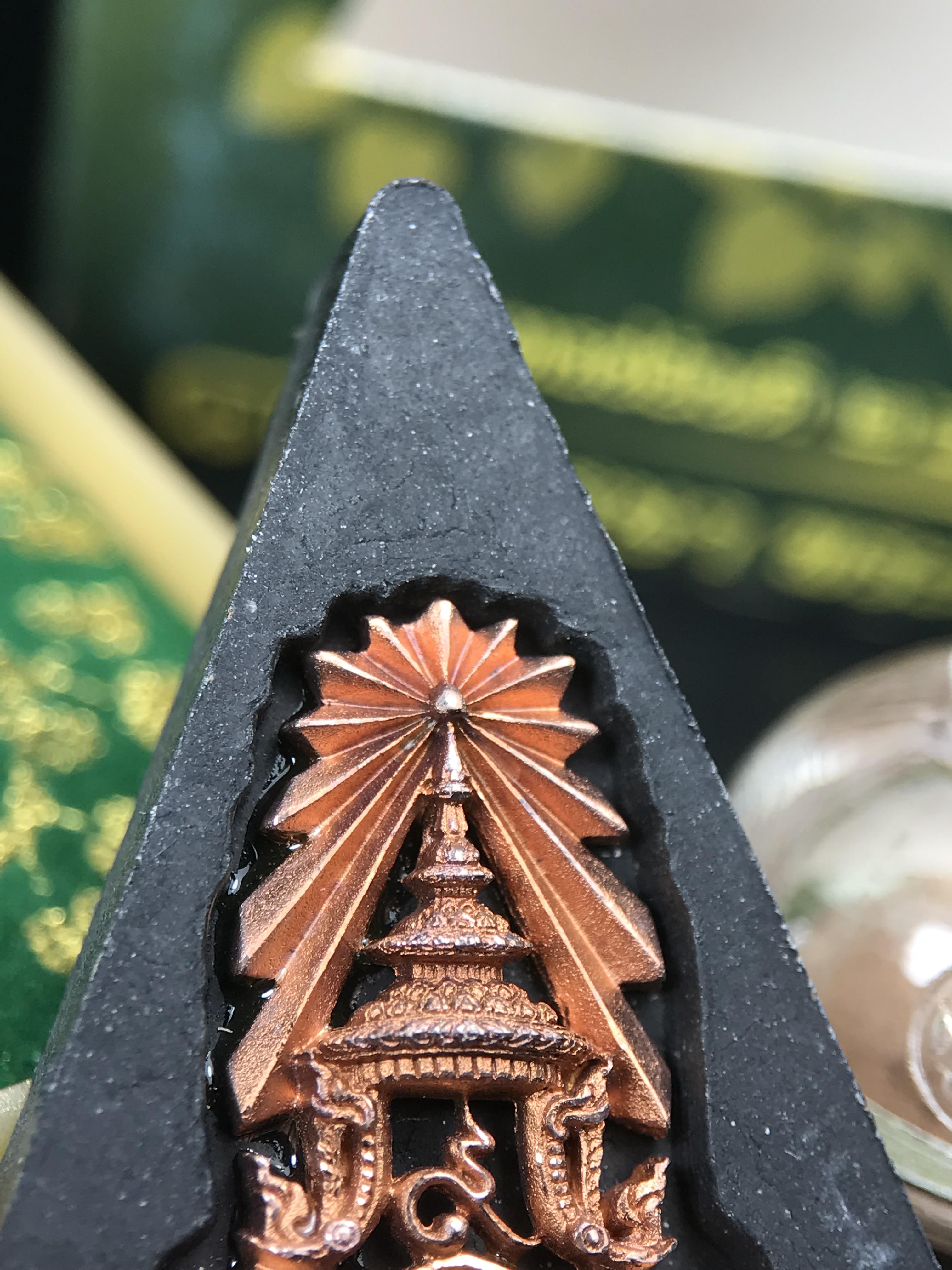 พระพุทธชินราช ภปร. 84พรรษา เนื้อผงปิดทองด้านหน้า หลัง ภ.ป.ร. เนื้อแดง (พระราชทานมวลสาร จิตรลดาและเส้นพระเจ้า(เส้นผม)ในหลวงรัชกาลที่9)พุทธศิลป์ทรงคุณค่าอีกหนึ่งรุ่นยอดนิยม(องค์หมายเลข ๒๕๔๙)1 ใน 10000 องค์