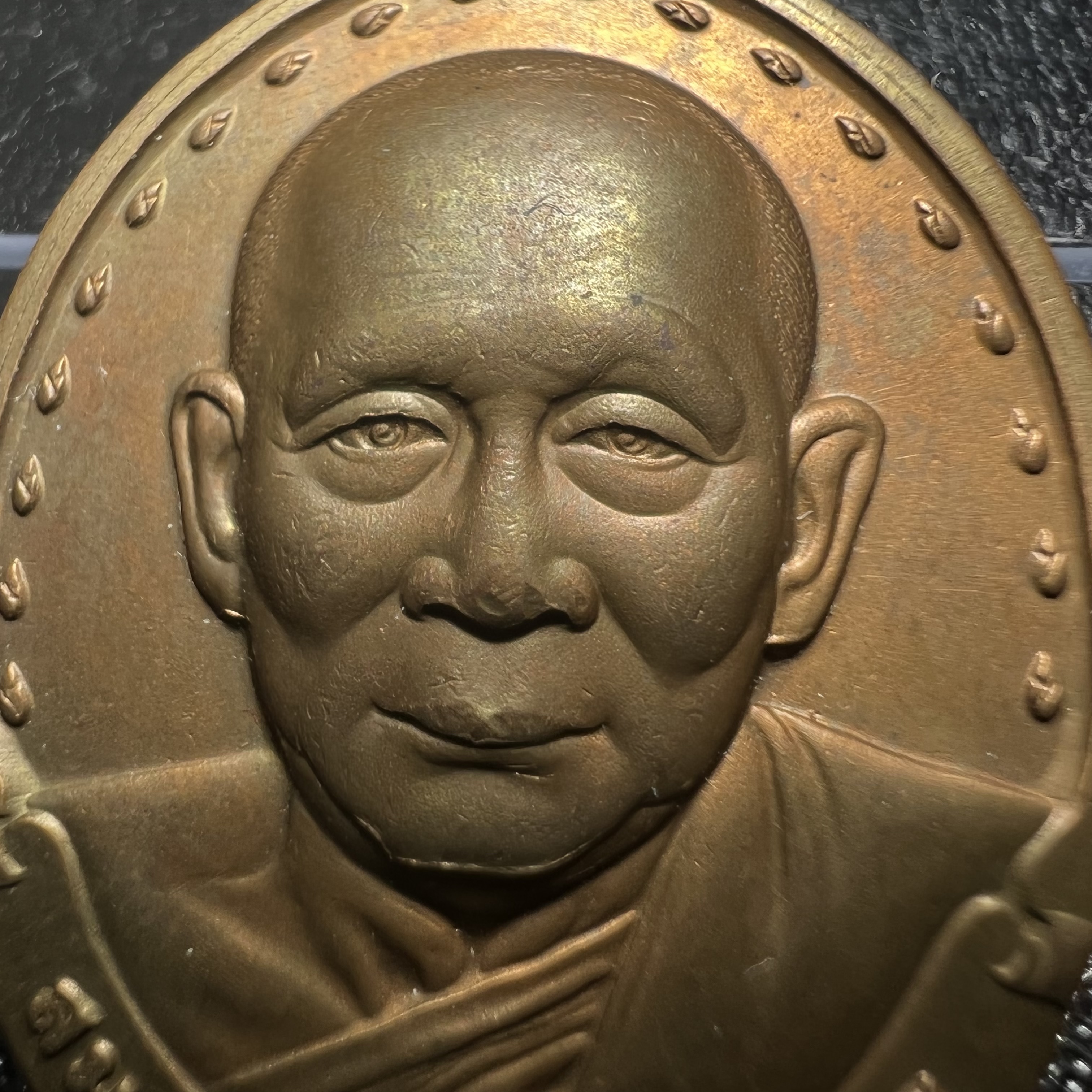 เหรียญรูปเหมือนรุ่นแรก สมเด็จพระญาณสังวร วัดบวรนิเวศวิหาร ปี2528 เนื้อทองแดง(บล็อกนิยม วงเดือน-คางตัด)สภาพสวยหายาก