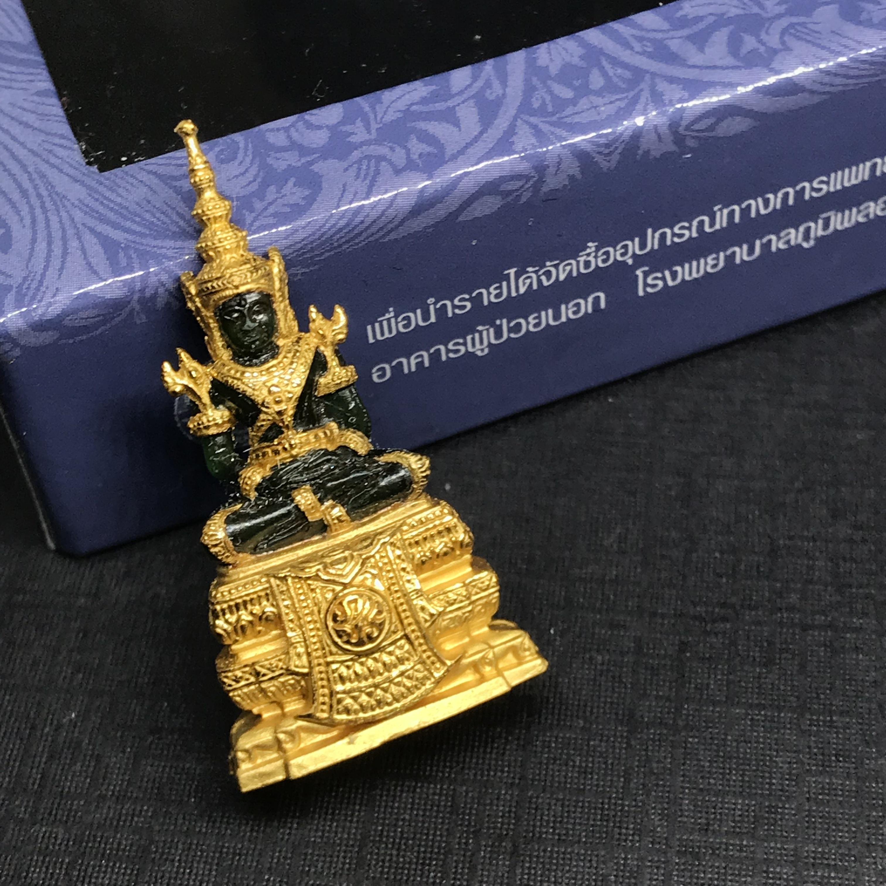 พระแก้วมรกตลอยองค์ ภปร.หน้าตัก 1/2 นิ้ว จัดสร้างโดย รพ.ภูมิพลฯ ปี2547 เนื้อเรซินหุ้มทองคำ