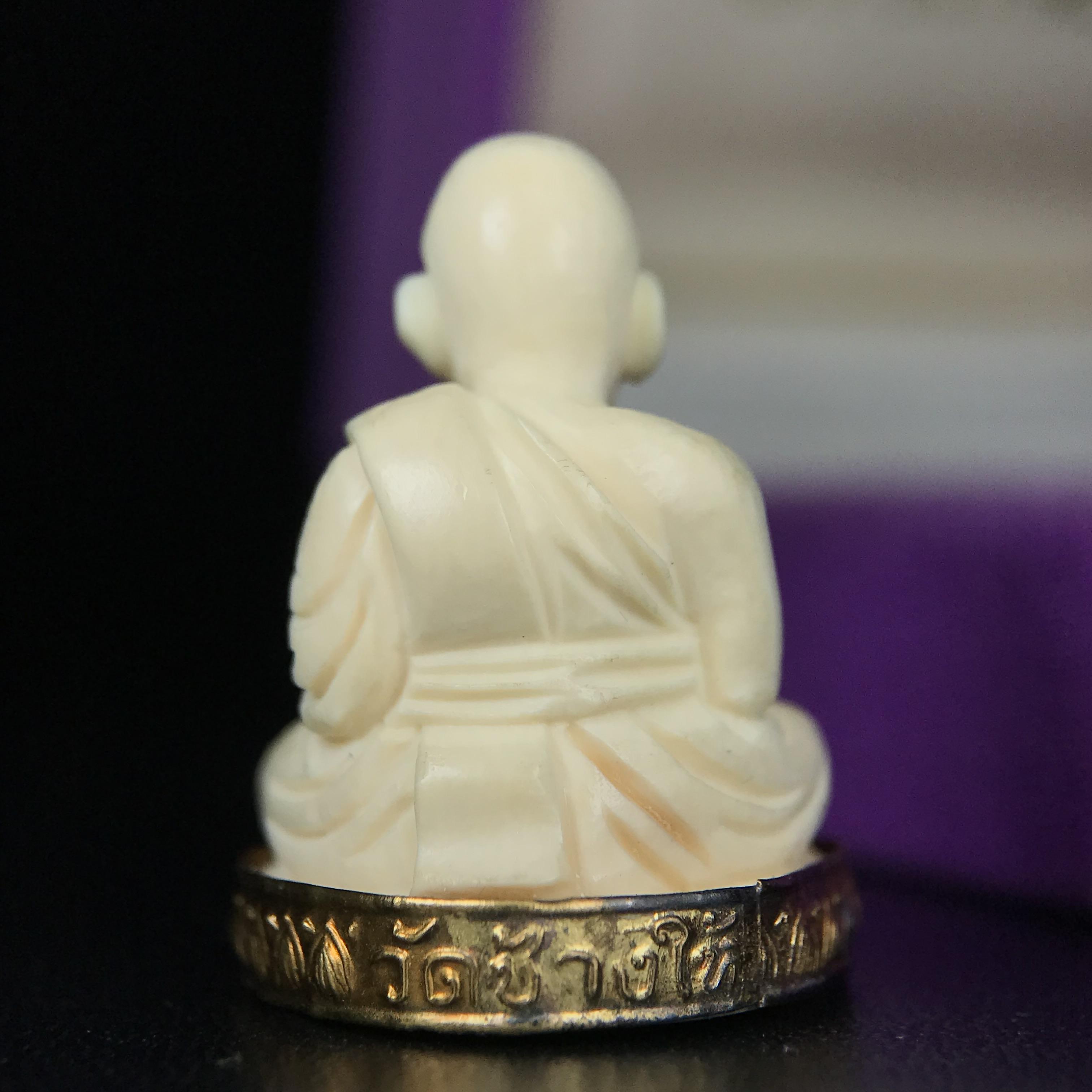 สมเด็จหลวงพ่อทวด รุ่นคชสารหมื่นปี (ศิลปาชีพ) วัดช้างให้ ปี 2541โดยมีท่าน อ.นอง วัดทรายขาว เป็นเจ้าพิธี และมีเกจิร่วมปลุกเสก 108 รูป บรรจุผงว่านเก่าและดินกากยายักษ์(พิมพ์ลอยองค์ฐานทองคำโค๊ตทองคำ)พร้อมกล่องบรรจุครบ นิยมหายาก**ผิวสวยงานแกะพุทธศิลป์สวยงดงาม**