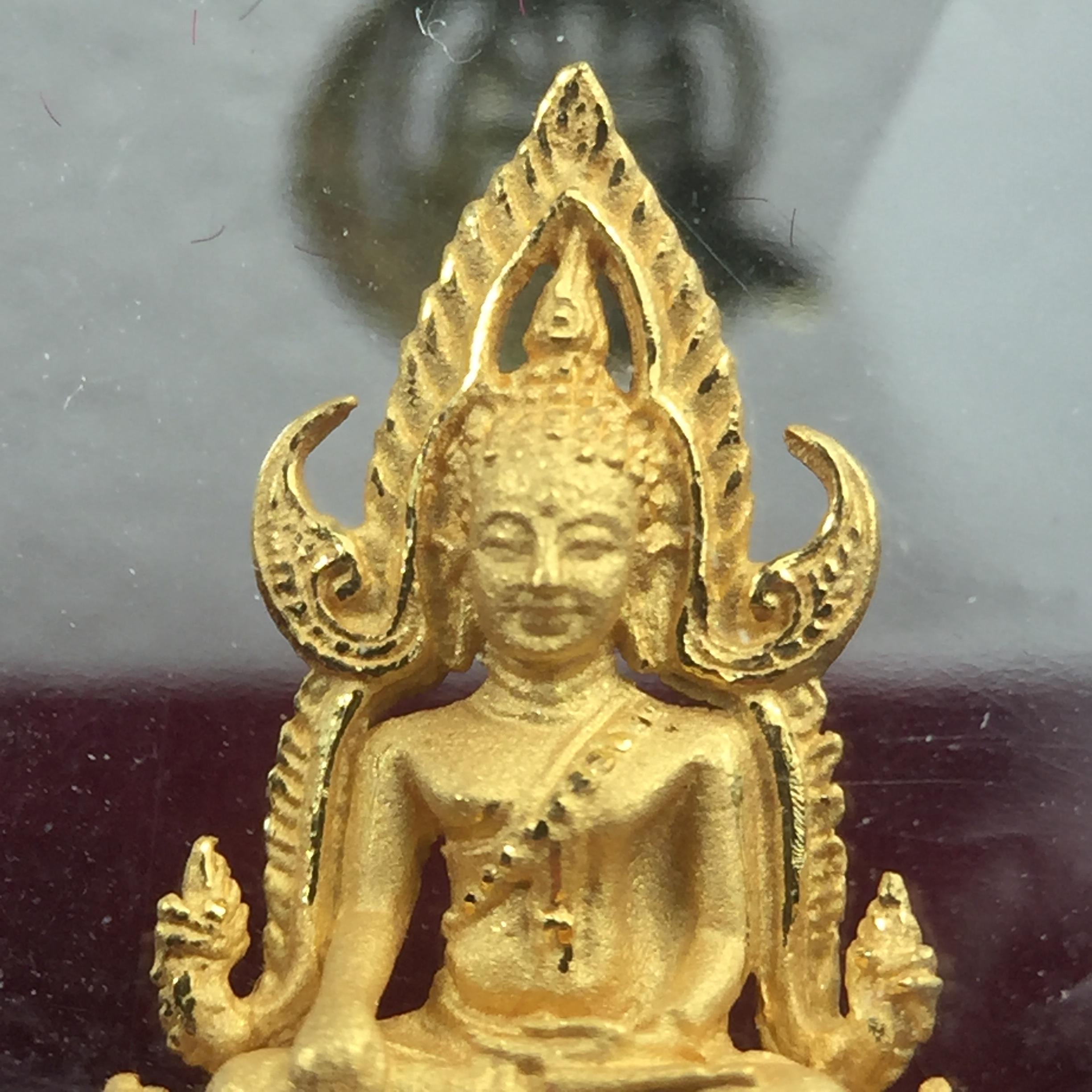 พระพุทธชินราช รุ่น ประวัติศาสตร์ มูลนิธิเพื่อตำรวจไทยจัดสร้าง ปี 2562 เนื้อทองคำขัดเงา พิมพ์ลอยองค์จิ๋ว(ขนาดสูง 1.5 ซม.) (สภาพ สวย ซีนซองเดิม กล่องบรรจุเดิมครบสมบูรณ์)