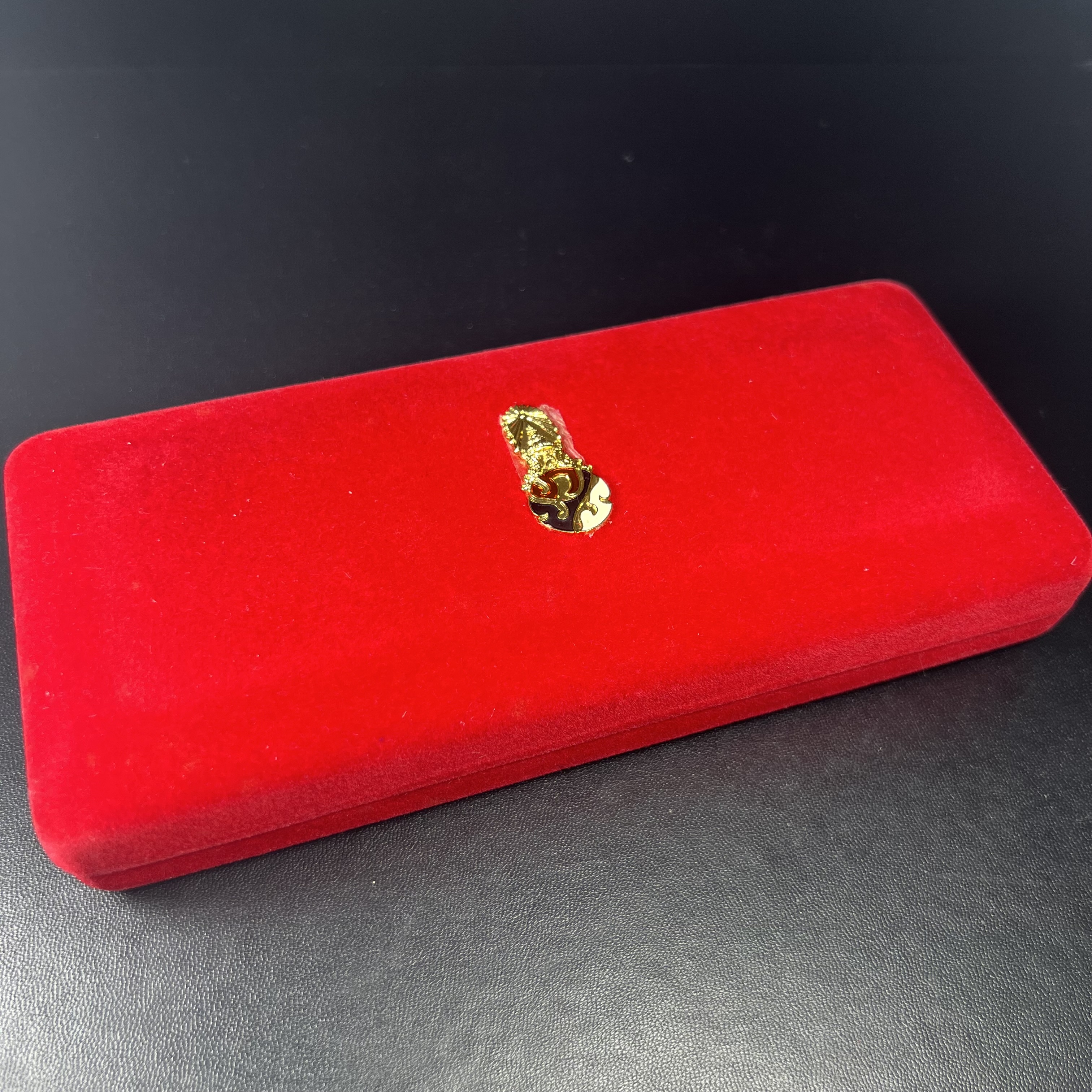 พระชุดของขวัญ 3 องค์ พระหลวงปู่ทวด ภปร. ทรงกลีบบัวและกลีบขนุนพร้อมเหรียญพระพุทธสิงหธรรมมงคล ปี 2547 (ชนวนเก่า)เนื้อว่านด้านหลังมี ภปร. เป็นโลหะผสมสูง 3.3ซม.พิธีใหญ่ มวลสารดี ปลุกเสกวัดพระแก้ว(งานเลี่ยมกรอบเดิมจากผู้จัดสร้างห่อหุ้มด้วยทองนพเกล้า)