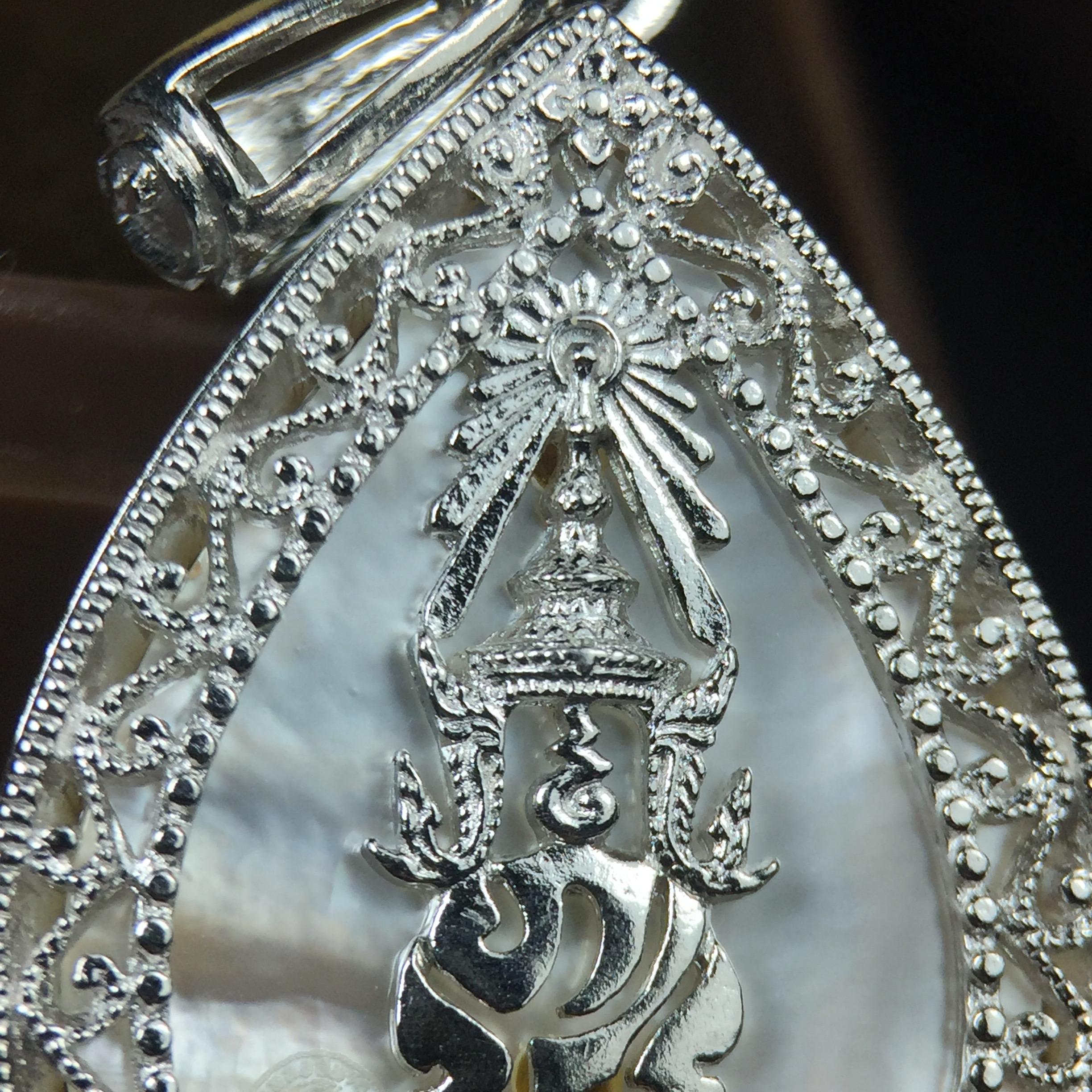 พระพุทธชินราช ภปร. โครงการ "เพราะแผ่นดินนี้ คือ แผ่นดินเกิด" ปี2548(รุ่นแรก) เหรียญทรงใบโพธิ์ ขนาด 21 x 29 มม. เนื้อเงินสามกษัตริย์ องค์พระชุบสามกษัตริย์ ล้อมด้วยกรอบเงินชุบทองคำขาวสลักเสลาเป็นลวดลายละเอียดอ่อน ส่วนพื้นองค์พระเป็นเปลือกหอยมุข