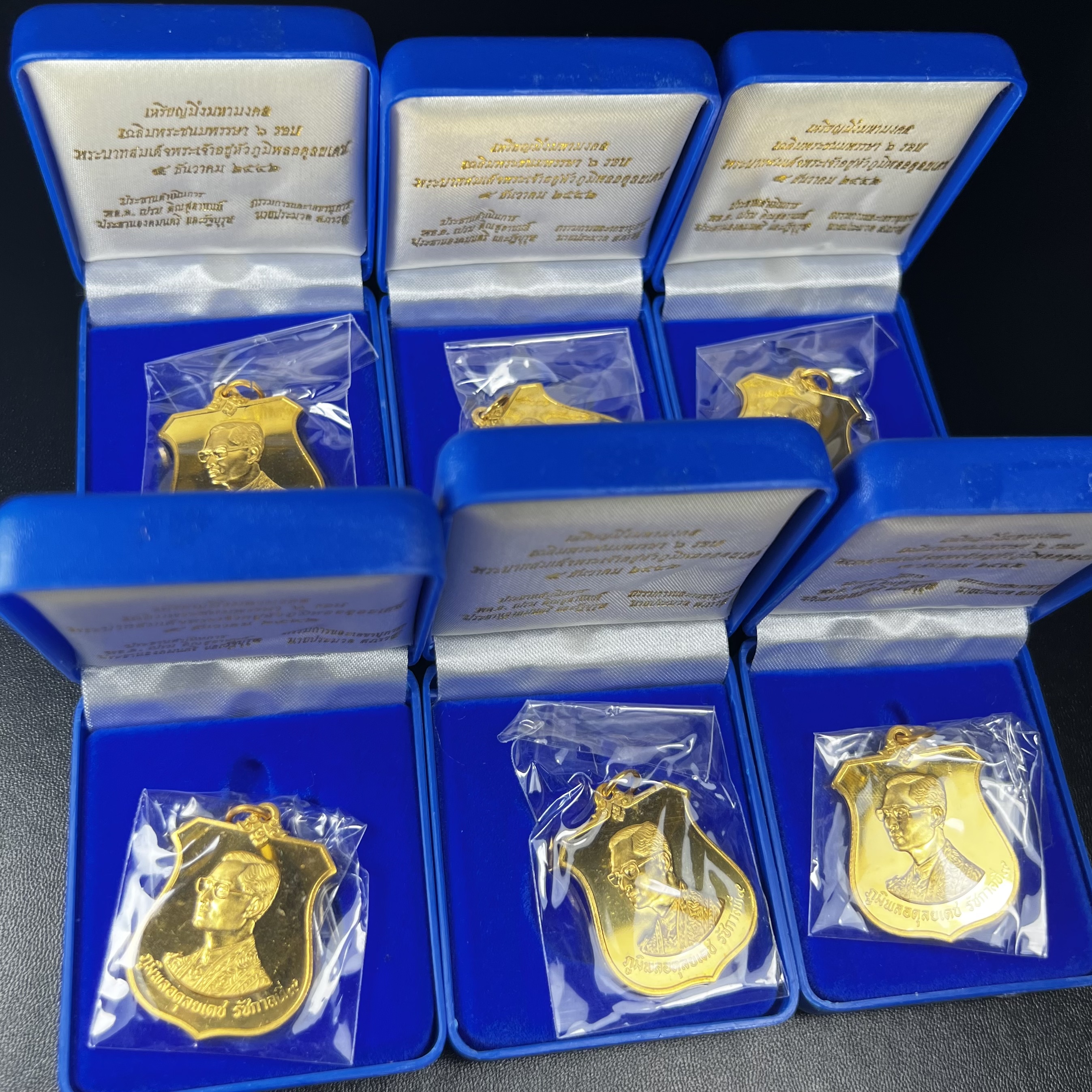 เหรียญมิ่งมหามงคล เฉลิมพระชนมพรรษา 6 รอบ72 พรรษา ในหลวงรัชกาลที่9 ปี 2542 เนื้อทองทิพย์ สภาพคัดสวยดุจทองคำซีนซองเดิมพร้อมกล่องบรรจุเดิม