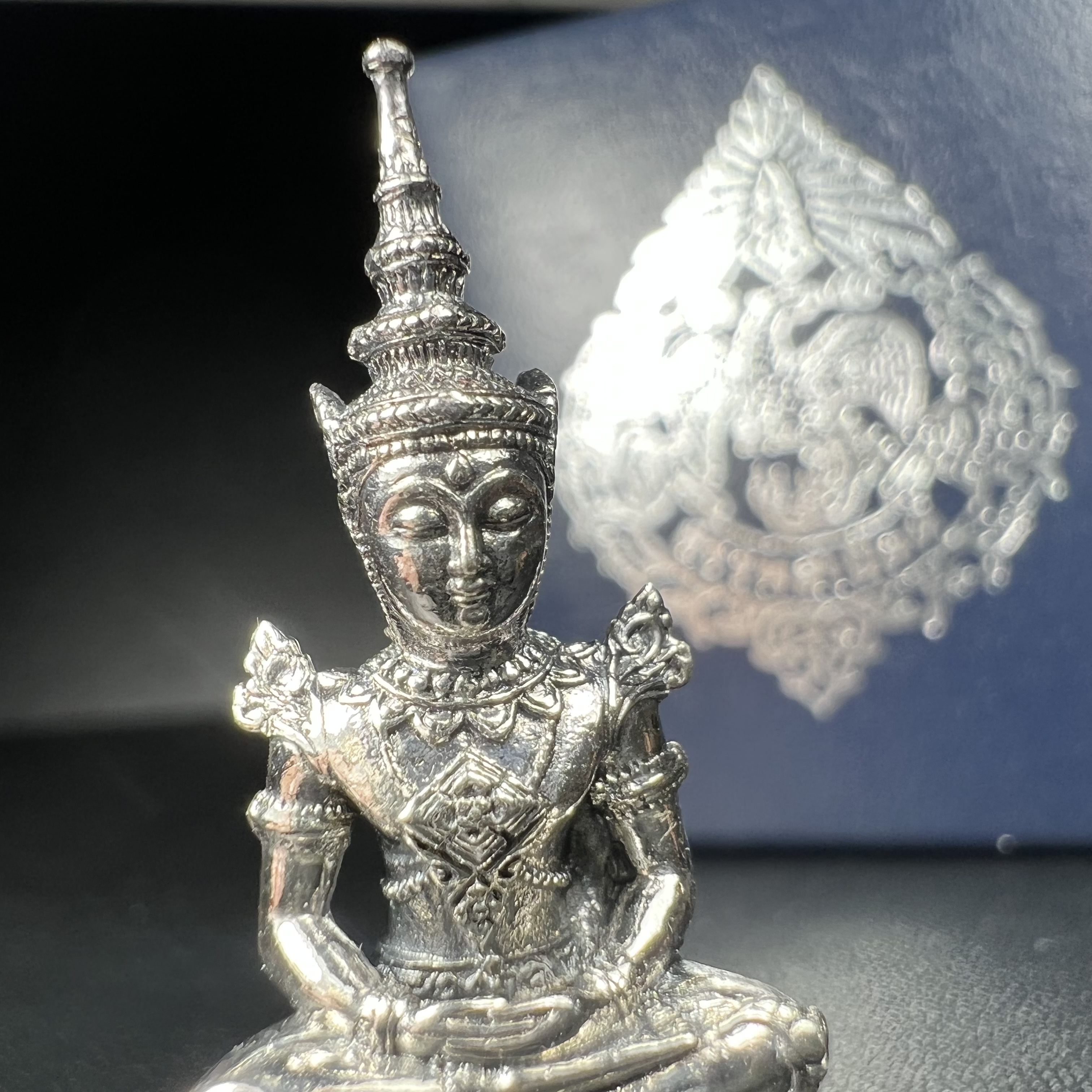 พระแก้วมรกต กรมสรรพสามิตจัดสร้างขึ้นเนื่องในโอกาสครบรอบ 64 ปีของกรมสรรพสามิต และเนื่องในวโรกาสที่พระบาทสมเด็จพระเจ้าอยู่หัวทรงครองราชย์ครบ 50 ปีในปีกาญจนาภิเษก เมื่อ พ.ศ.2539 เนื้อเงินรมดำขัดเงาพร้อมกล่องบรรจุเดิม