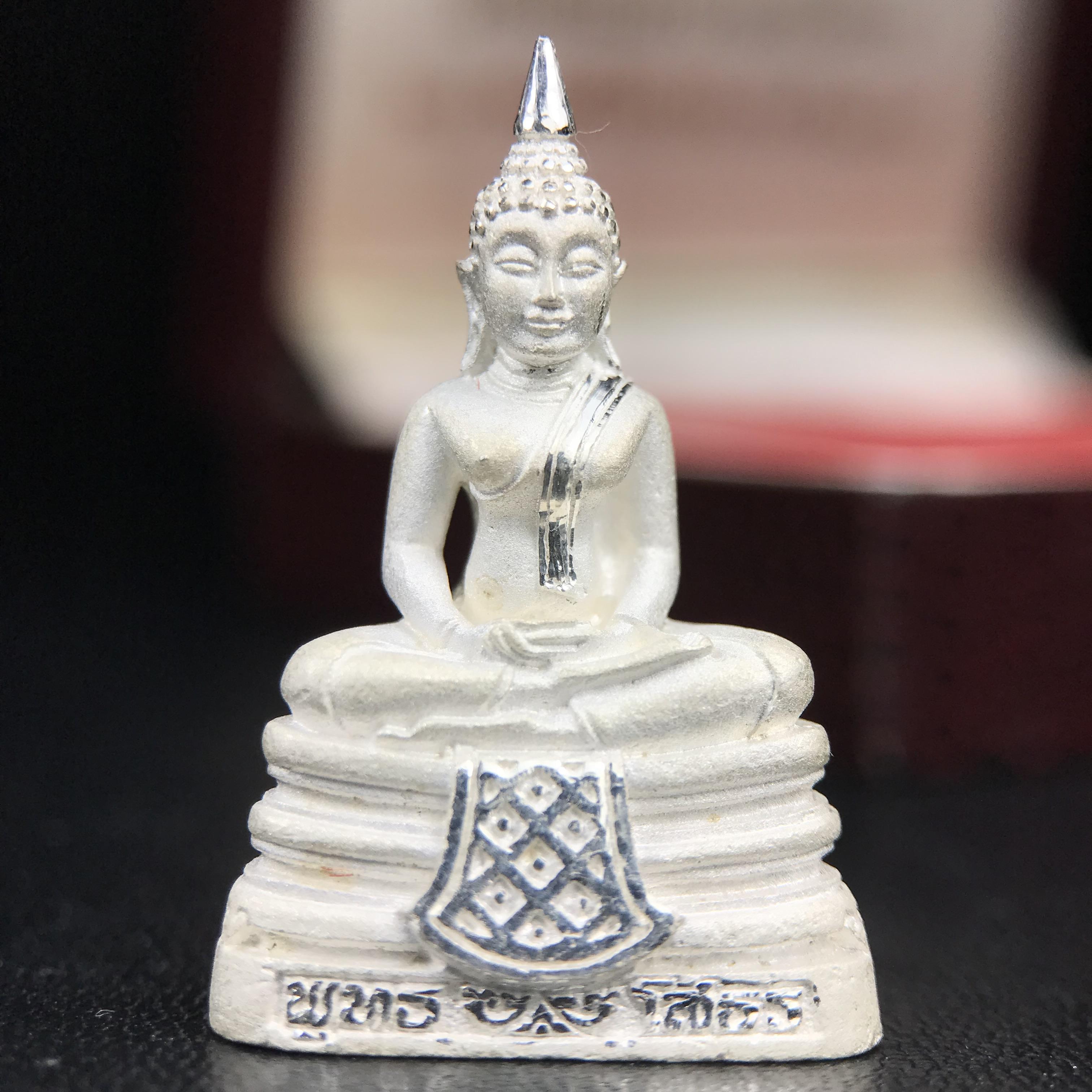 พระพุทธโสธร(หลวงพ่อโสธร) รุ่นสร้างอุโบสถ ปี2539 เนื้อเงินทรายนวลขัดเงาบางส่วน ลอยองค์พิมพ์ใหญ่ สภาพสวยกล่องบรรจุเดิมครบสมบูรณ์(งานแพรนด้า จิวเวลรี่)สวยงดงาม