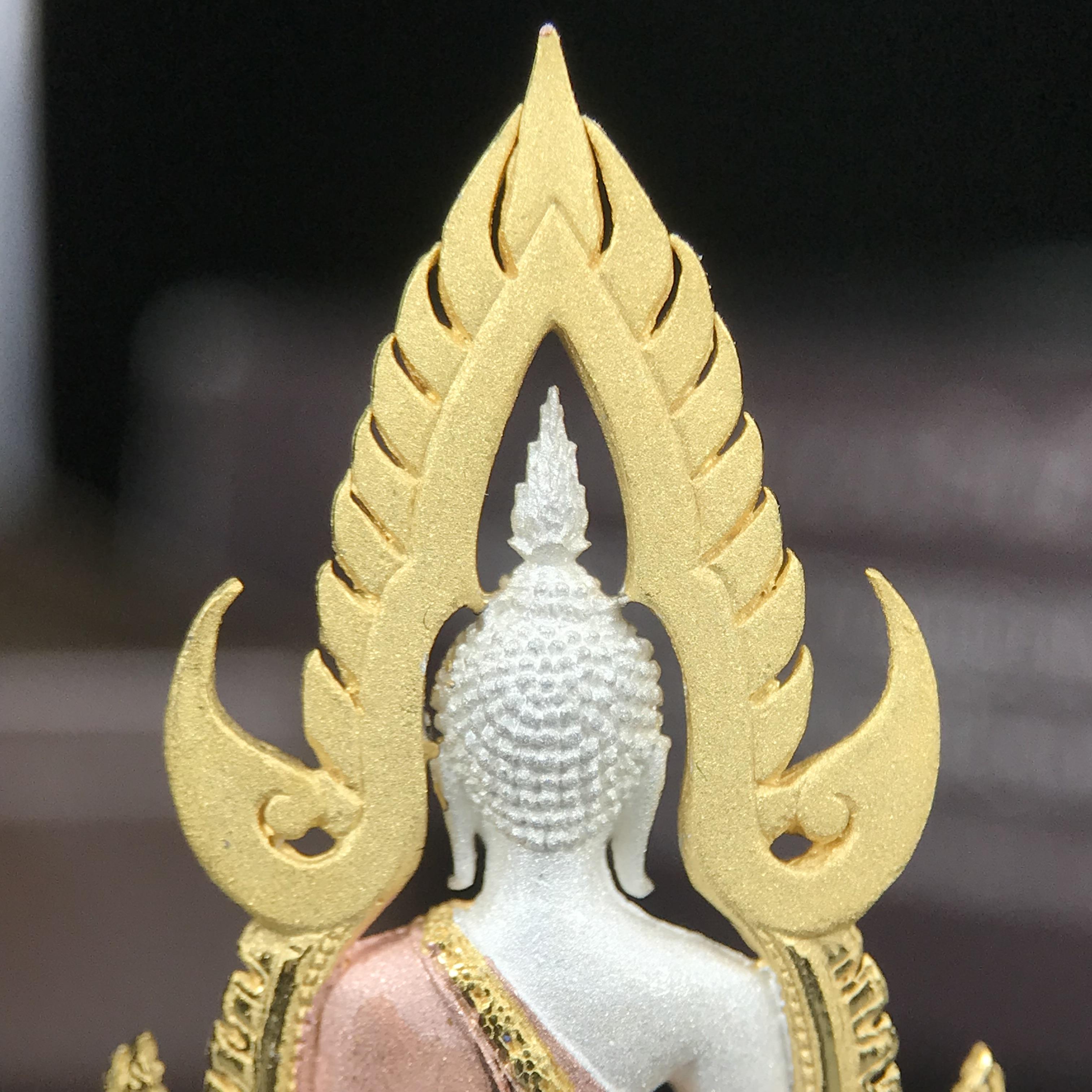 พระพุทธชินราช ภปร. โครงการ "เพราะแผ่นดินนี้ คือ แผ่นดินเกิด" ปี 2548(รุ่นแรก) ลอยองค์เนื้อเงินสามกษัตริย์ หน้าตัก 1/2 นิ้ว (ขนาด 3.5 x 2.5 ซม.) พุทธศิลป์งดงามทรงคุณค่า รุ่นยอดนิยม(องค์หมายเลข 9141)เลขสวยเลขเก้าหน้า...เจริญก้าวหน้าในทุกๆด้าน