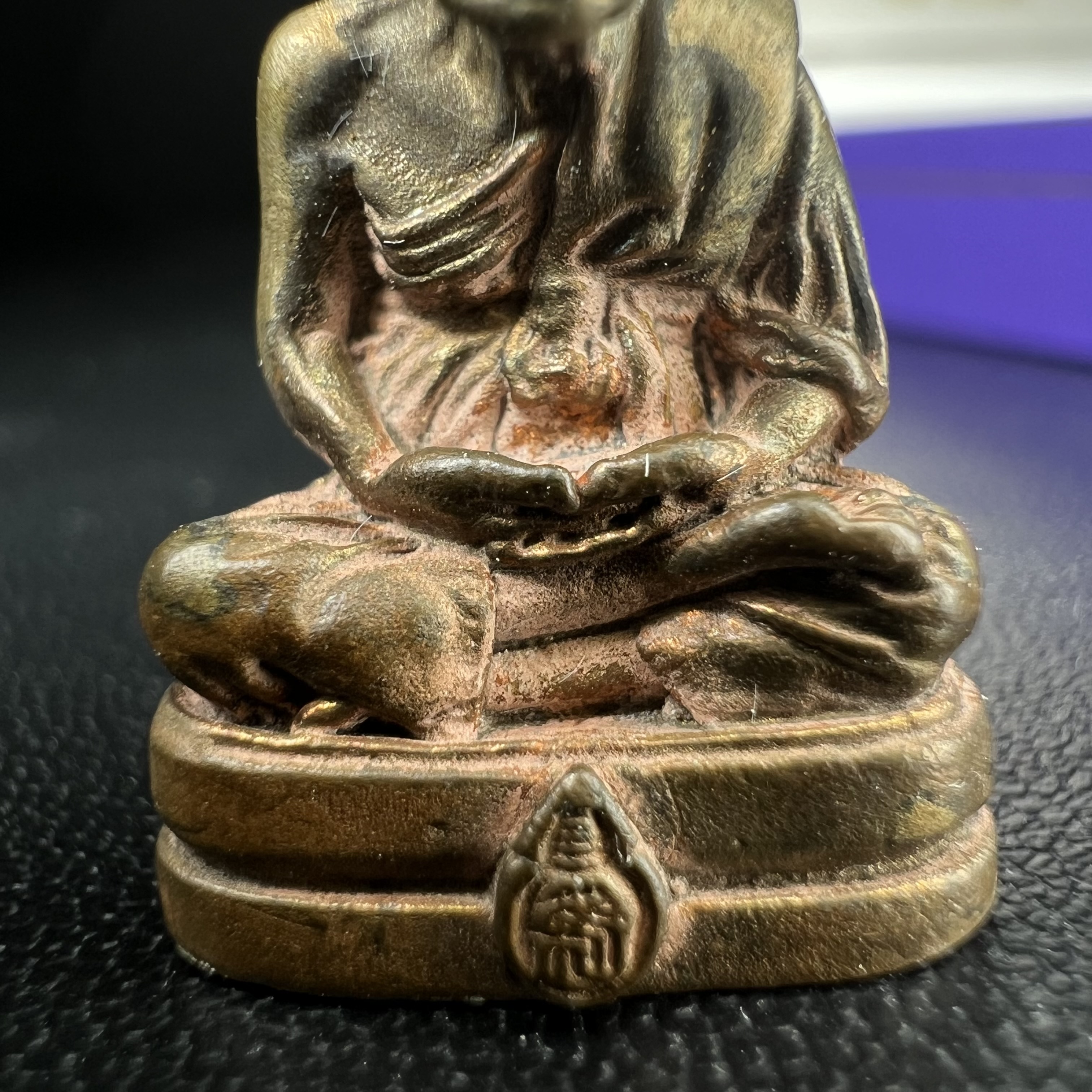 หลวงพ่อทวด สธ. รุ่นสมเด็จเจ้าฟ้ามหาจักรี 48พรรษา จัดสร้างโดยสภากาชาดไทย ปี2546 (รูปหล่อขนาดห้อยคอ) ) เนื้อนวโลหะ(ขนาดกลาง 1.5*2.2 ซม.)พุทธาภิเษก ณ วัดช้างให้ จังหวัดปัตตานี พร้อมกล่องบรรจุเดิมสวยงาม