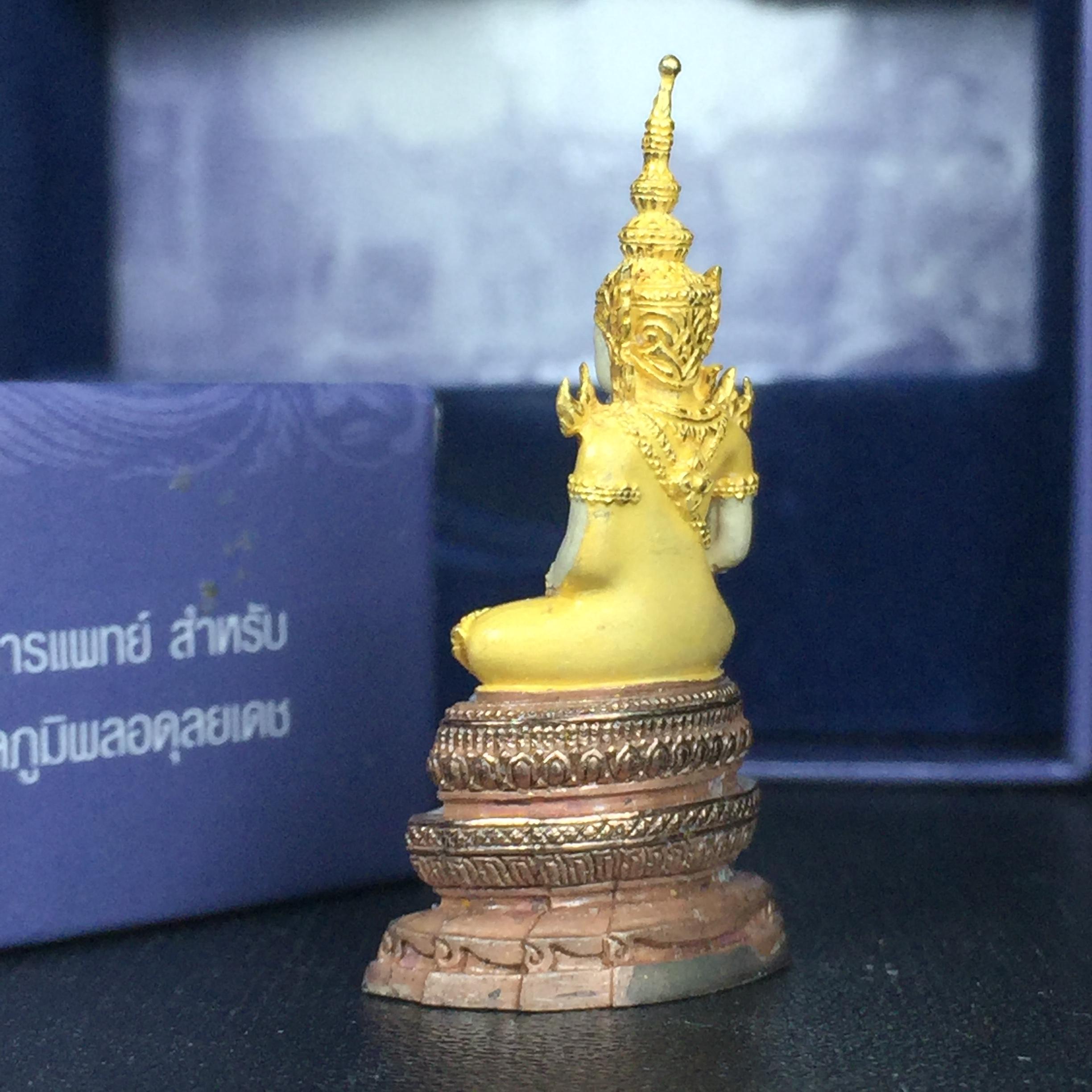 พระแก้วมรกต ภปร. ปี2547 จัดสร้างโดย รพ.ภูมิพลฯ เนื้อเงิน (3 กษัตริย์)ลอยองค์ หน้าตัก 1/2 นิ้ว(1ใน3000องค์)