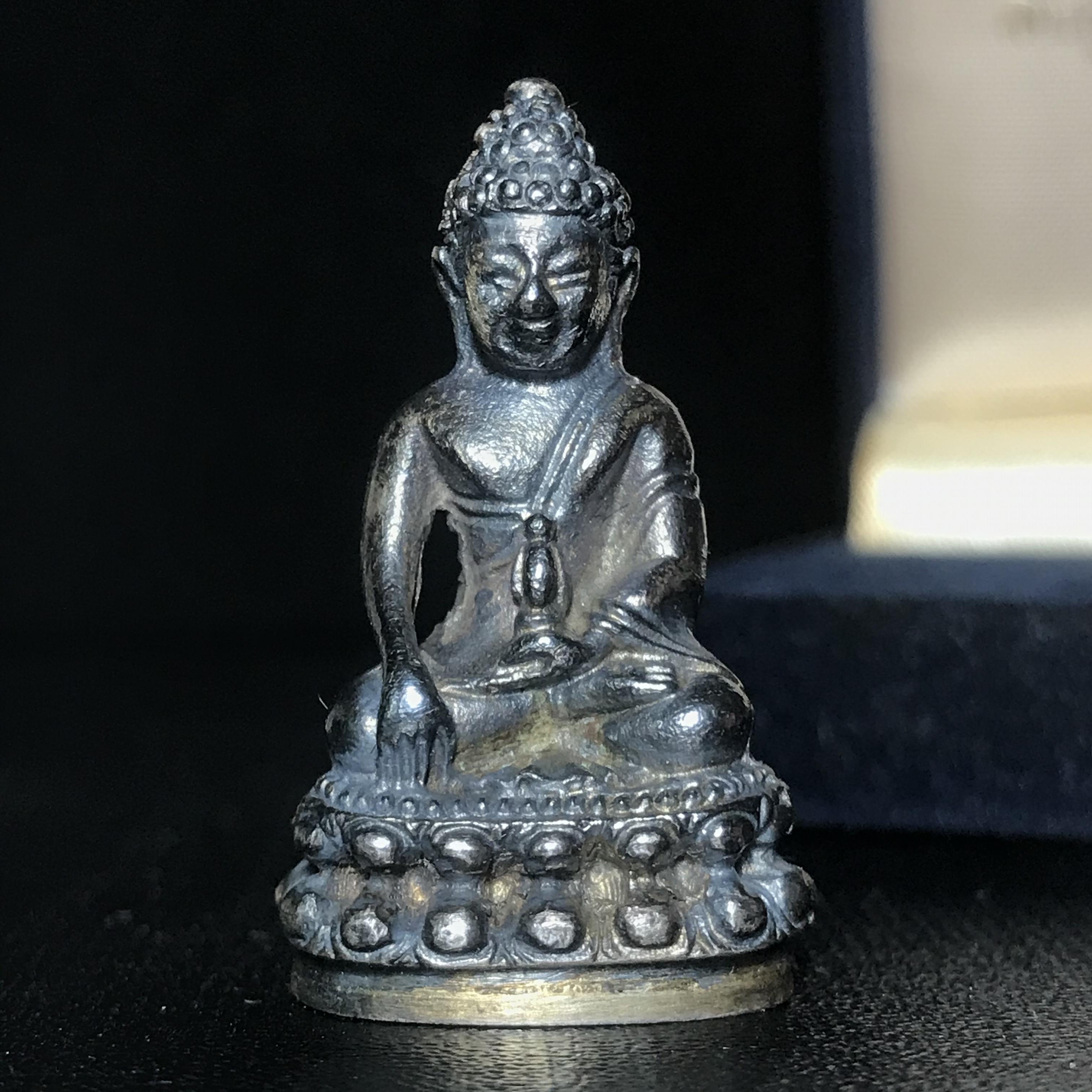 พระกริ่งศาสดา ภปร. วัดบวรนิเวศวิหาร ปี2532 เพื่อศูนย์การแพทย์สิริกิติ์ เนื้อเงิน(ผิวเดิมกลับดำสวยงาม)พร้อมกล่องบรรจุเดิม