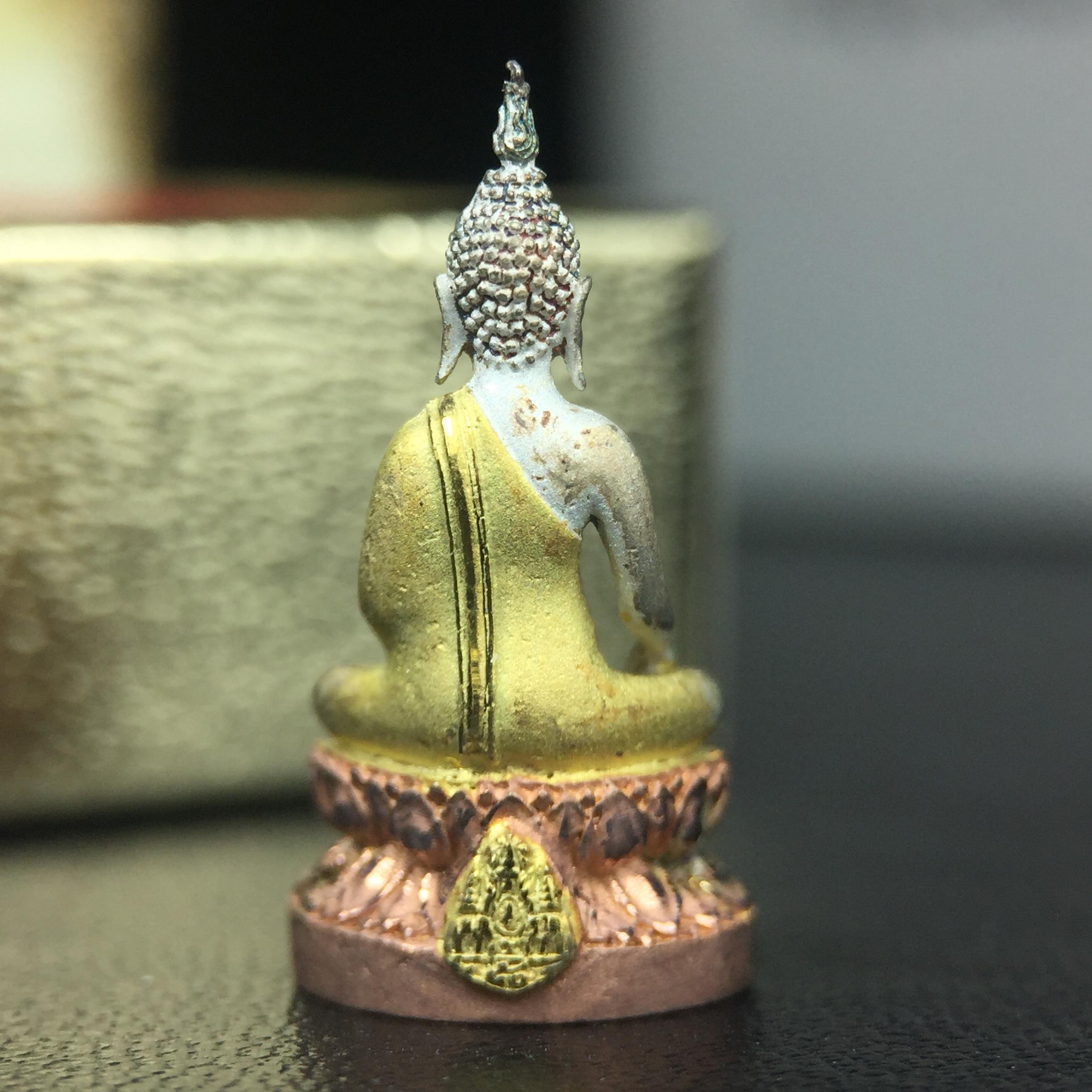 พระชัยวัฒน์พระพุทธนวราชบพิตร ครองสิริราชสมบัติครบ 50 ปี พ.ศ.2540 ขนาดสูง 1.9 ซม. เนื้อเงินสามกษัตริย์(ผิวเดิม) พร้อมกล่องบรรจุเดิมครบสมบูรณ์ 1ใน 9500 องค์(พุทธนวราชบพิตร นิมิตรหมายแห่งความสามัคคี ด้วยไมตรีแห่งองค์พระภูมิพล)