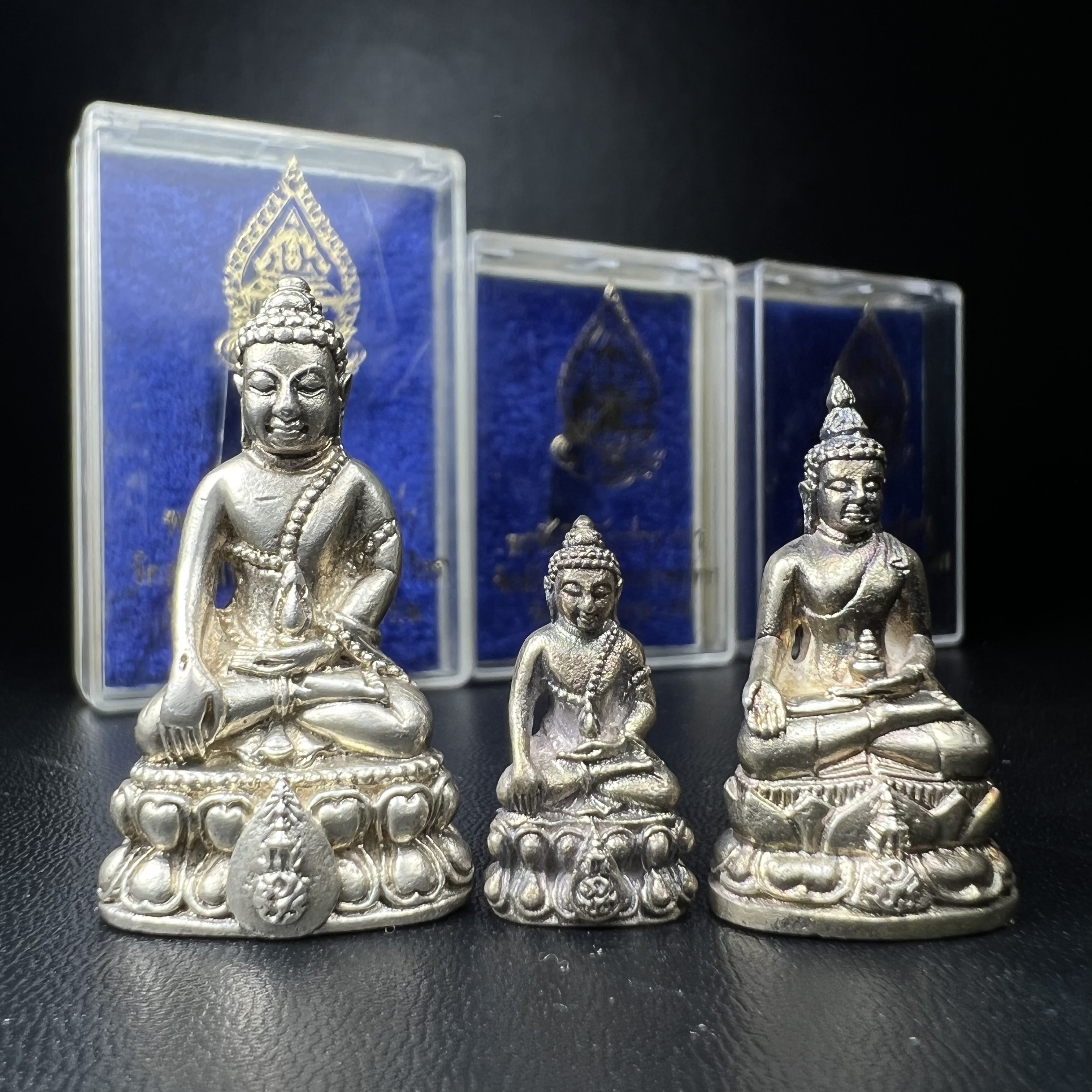 พระกริ่งนวปทุม ภปร.-พระชัยวัฒน์นวปทุม ภปร.-พระกริ่งไพรีพินาศ ภปร. รุ่นแรก วัดปทุมวนาราม ครบชุดเนื้อเงิน ปี2535(ในหลวงรัชกาลที่9เสด็จเททอง)(1ใน3000องค์)หายาก***เก็บทีเดียวครบชุดไปเลยรุ่นนี้ แนะนำ....ตอนนี้หายากแล้ว***