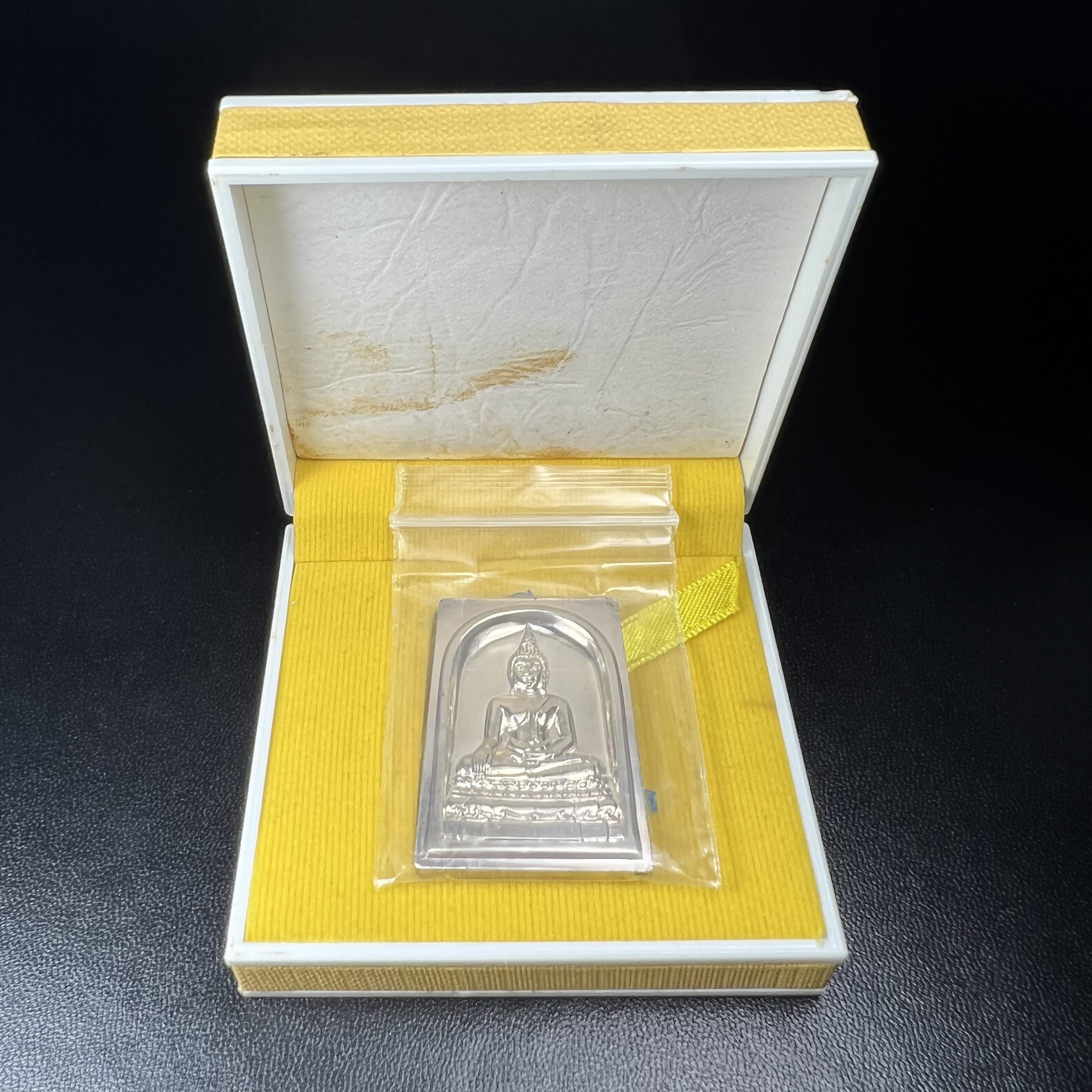 พระพุทธชินสีห์ หลังตรา ปรมาภิไธยย่อ ภปร. ในวโรกาสเฉลิมพระชมพรรษาในหลวงรัชกาลที่9 ครบ 7 รอบ และ ที่ระลึกสมโภชวัดบวรนิเวศวิหารครบ 175 ปี พ.ศ.2554 เหรียญเนื้อเงิน พิมพ์ใหญ่ ขนาดสูง 3.8 ซม. พร้อมกล่องบรรจุเดิมพระราชทาน(1 ใน 1585 เหรียญ)หายาก