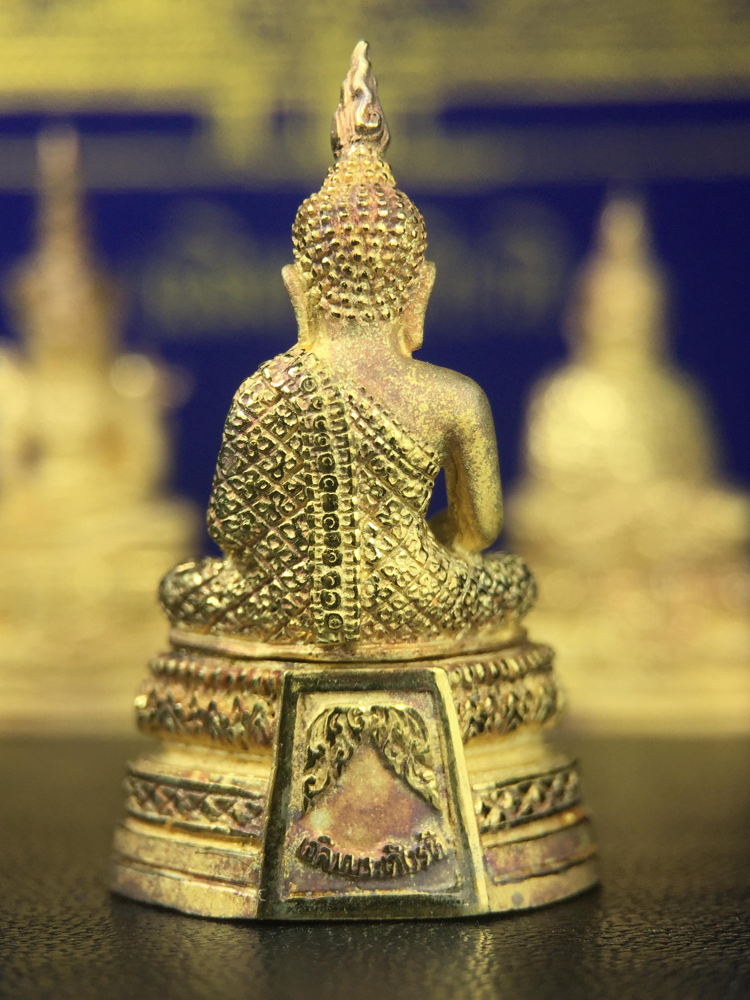 พระพุทธมหามณีรัตนปฎิมากร(พระแก้วมรกต)รุ่น เฉลิมพระเกียรติ วัดพระศรีรัตนศาสดารามราม(วัดพระแก้ว) ปี2543 เนื้อเงินชุบทองพ่นทรายขัดเงาบางส่วน พิมพ์ใหญ่ลอยองค์ ชุด 3 ฤดู ตอกโค๊ตหมายเลขเดียวกันทั้ง3องค์ ชุดหมายเลข( ช147)สภาพผิวสวยดุจทองคำกล่องบรรจุเดิมครบ