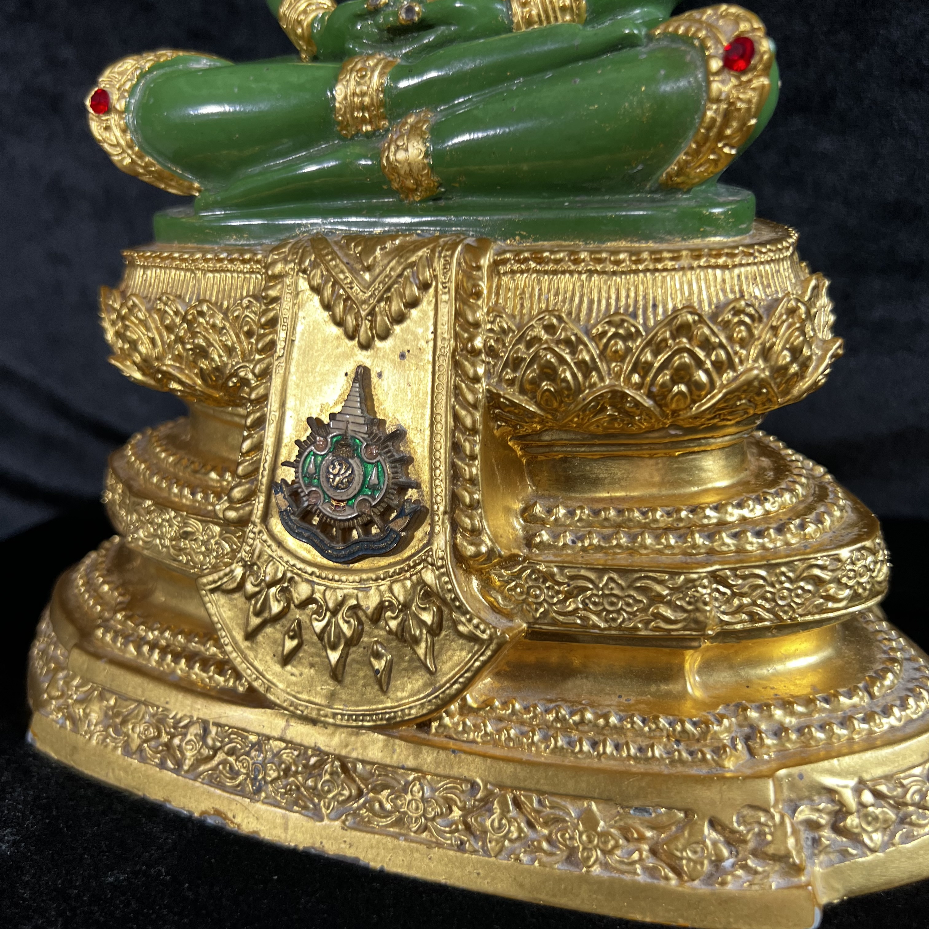 พระพุทธมหามณีรัตนปฏิมากร (จำลอง)พระแก้วมรกต วัดพุทธไทยถาวรวนาราม นครนิวยอร์ก ตรา ภปร. 6รอบ 72พรรษา ในหลวงรัชกาลที่9 ปี2542 ขนาดบูชาหน้าตัก 5นิ้ว หล่อเนื้อโลหะ(ในหลวงรัชกาลที่9 เสด็จเจิมพระสุหร่าย)(1ใน999องค์)