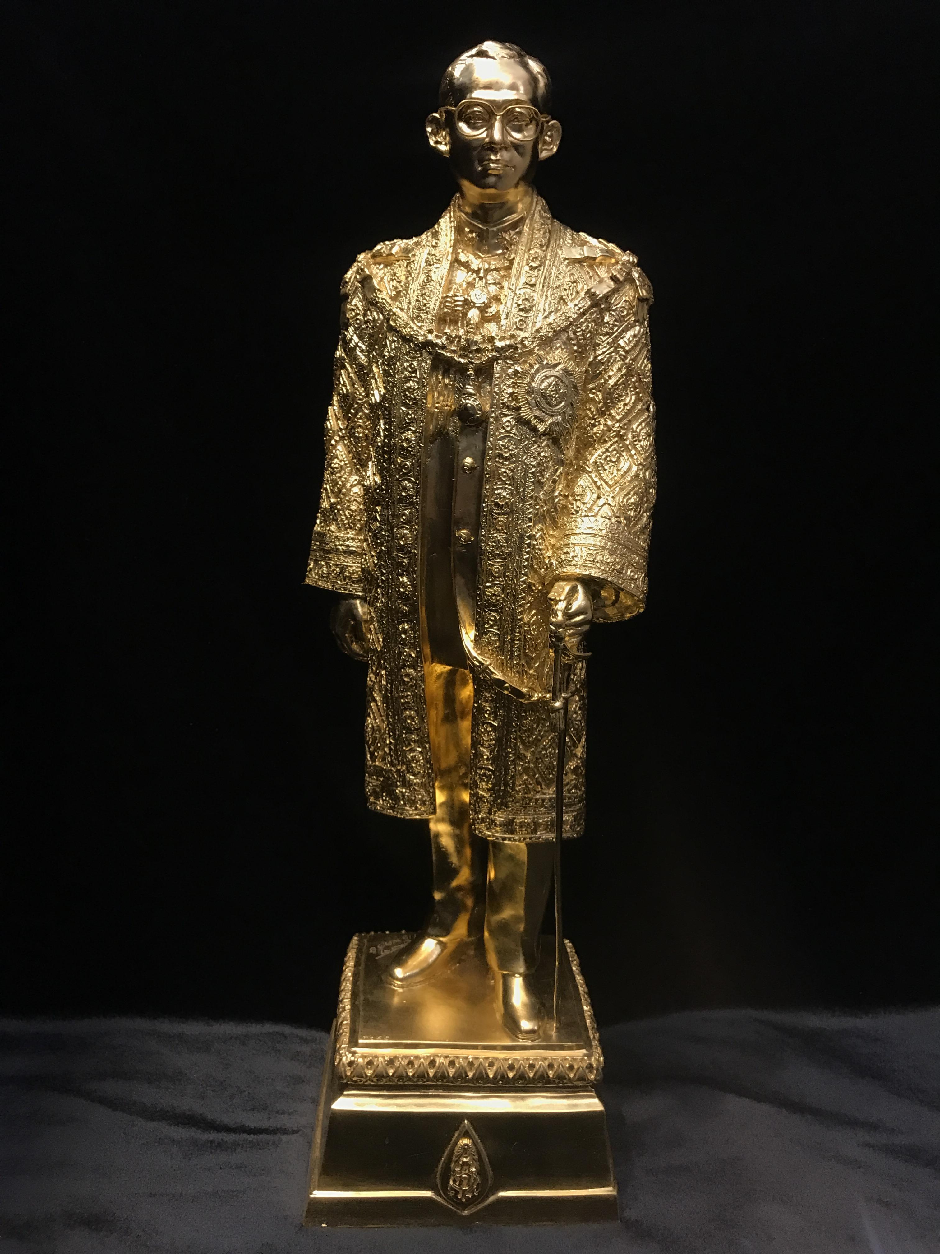 พระบรมรูปจำลองในหลวง รัชกาลที่ ๙ จัดสร้างโดย สมาคมศิษย์เก่าวิทยาศาสตร์ จุฬาลงกรณ์มหาวิทยาลัยและคณะวิทยาศาสตร์ จุฬาลงกรณ์มหาวิทยาลัย ปี2539(พร้อมกล่องบรรจุเดิมและใบรับรองจากผู้จัดสร้าง)