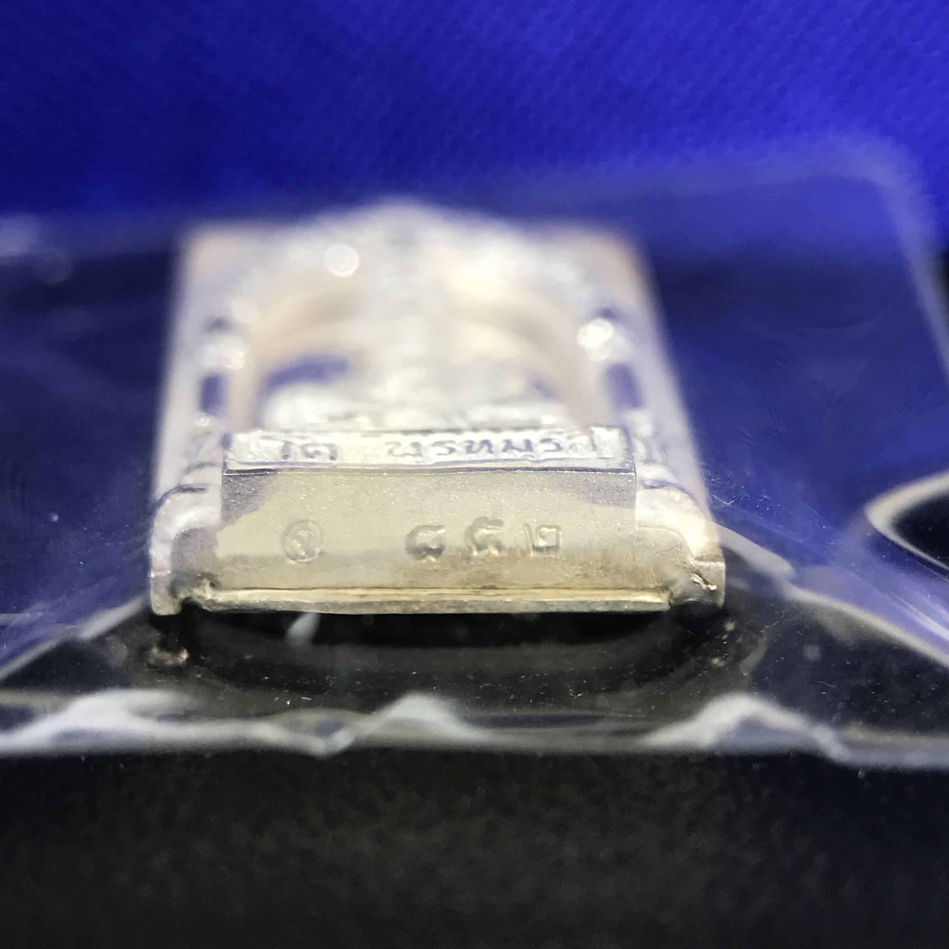 สมเด็จพุฒาจารย์ (โต พรหมรังสี) อนุสรณ์ 128 ปี สมเด็จพระญาณสังวร สมเด็จพระสังฆราช ทรงเมตตาอธิฐานจิต ปี 2543 มหาพุทธาภิเษก 3วาระ เหรียญรูปเหมือนสมเด็จพุฒาจารย์โตด้านหลังพระสมเด็จ เนื้อเงิน พิมพ์เล็ก(พิมพ์คะแนน) ขนาด 1.2 x 1.7 ซม. ทรงคุณค่าทั้งด้านความงานด้า