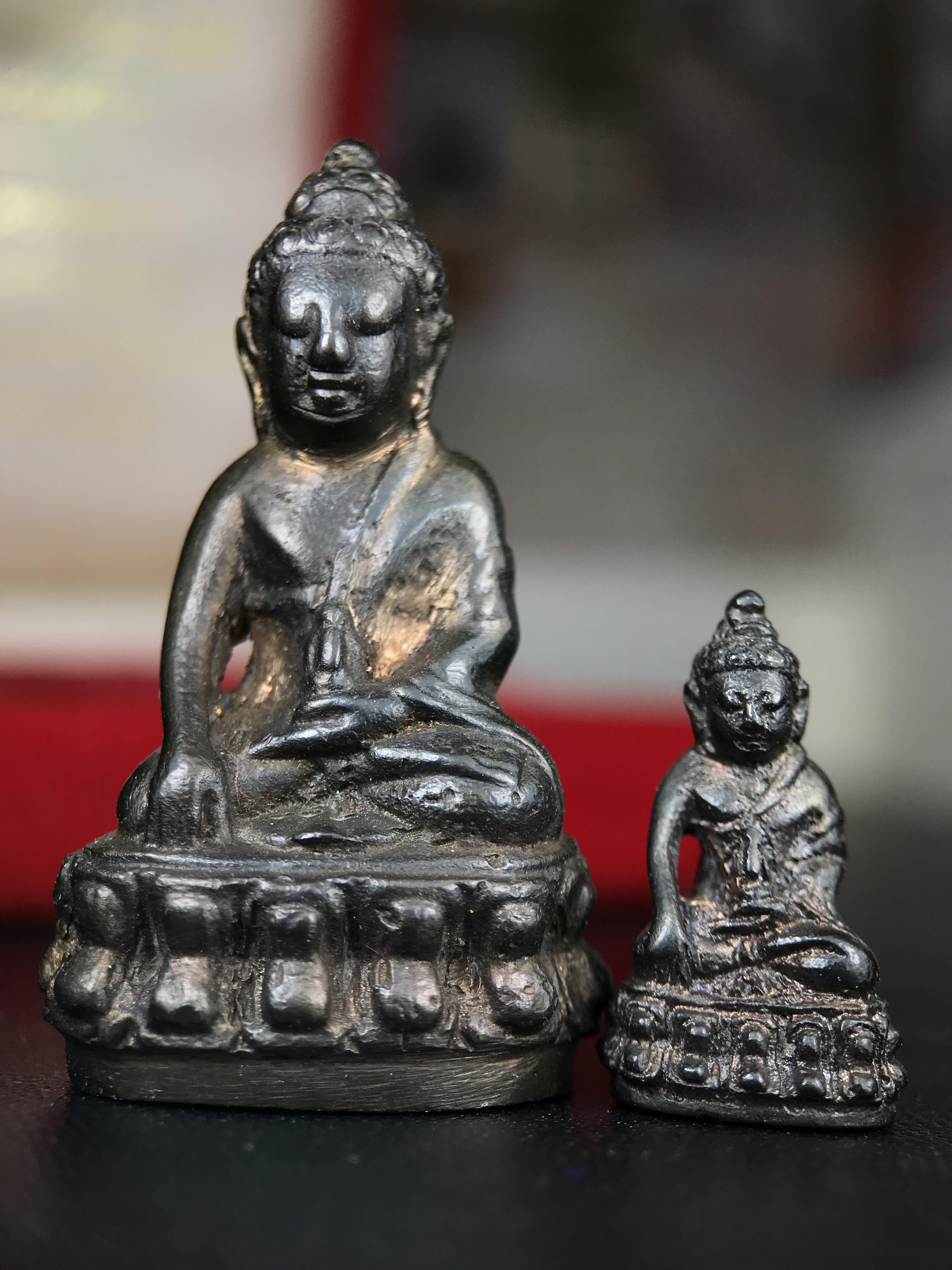 พระกริ่ง-พระชัยวัฒน์ ปวเรศ วัดบวรนิเวศวิหาร ปี 2530 พระบาทสมเด็จพระเจ้าอยู่หัวรัชกาลที่ 9 เจริญพระชนมพรรษา 5 รอบนักษัตริย์(ในหลวง ร.9 เสด็จเททอง)(บรรจุผงจิตรลดาเส้นเกศาในหลวงรัชกาลที่9)พร้อมสูจิบัตรเดิมตอนจัดสร้าง(สภาพสวยครบสมบูรณ์))พิธีใหญ่ รุ่นยอดนิยม