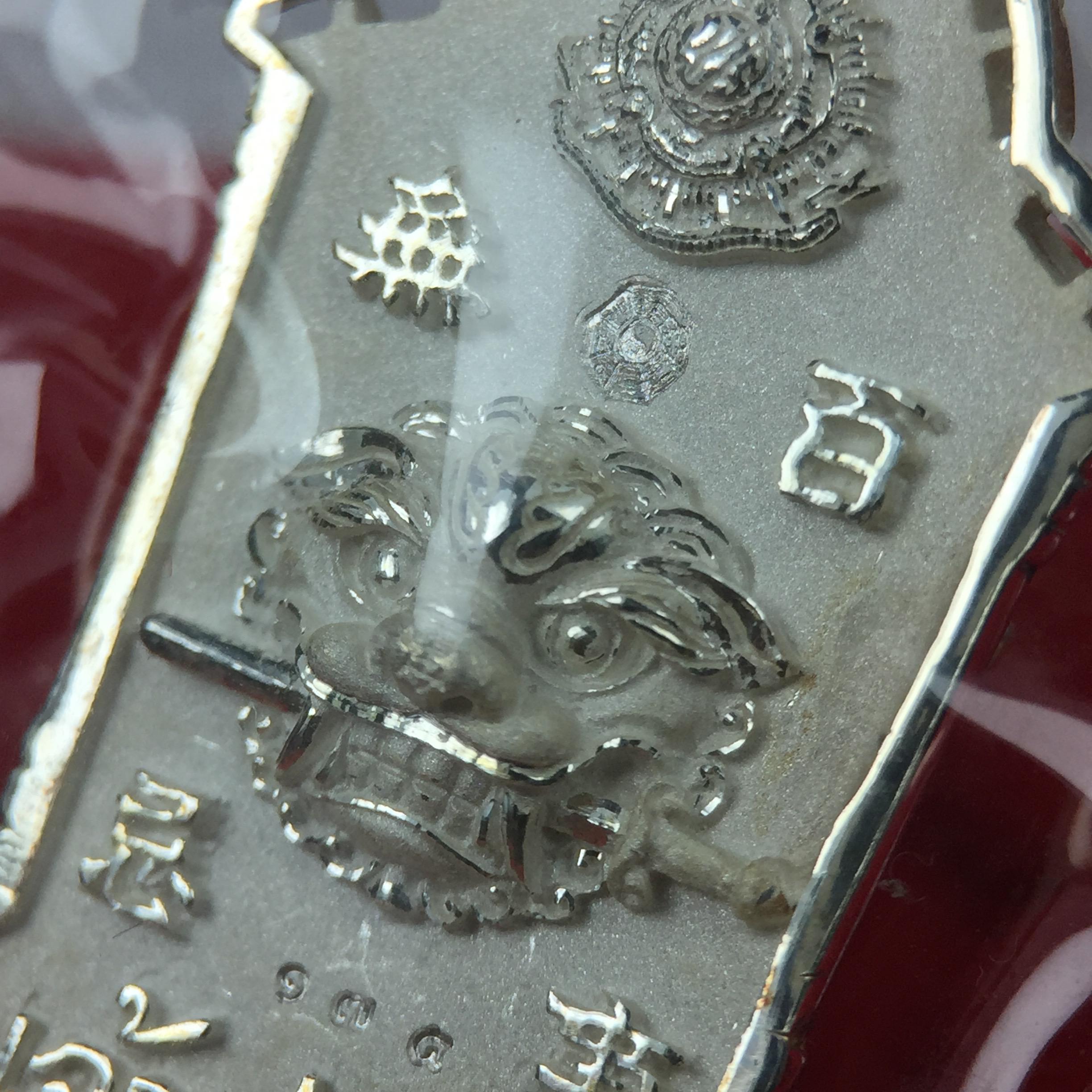 เหรียญรูปเหมือนเจ้าพ่อเสือ (ตั่วเหล่าเอี๊ย)รุ่นสองแผ่นดิน ปี 2542 หลัง ตราสัญลักษณ์ ภปร. 6รอบ 72 พรรษาในหลวงรัชกาลที่9 เสือคาบดาบ เหรียญหล่อ 3 มิติ เนื้อเงิน พิมพ์ใหญ่ ปลุกเสก ณ วัดมังกรกมลาวาส(เล่งเน่ยยี่)สภาพสวยซีนซองเดิมกล่องครบเดิม