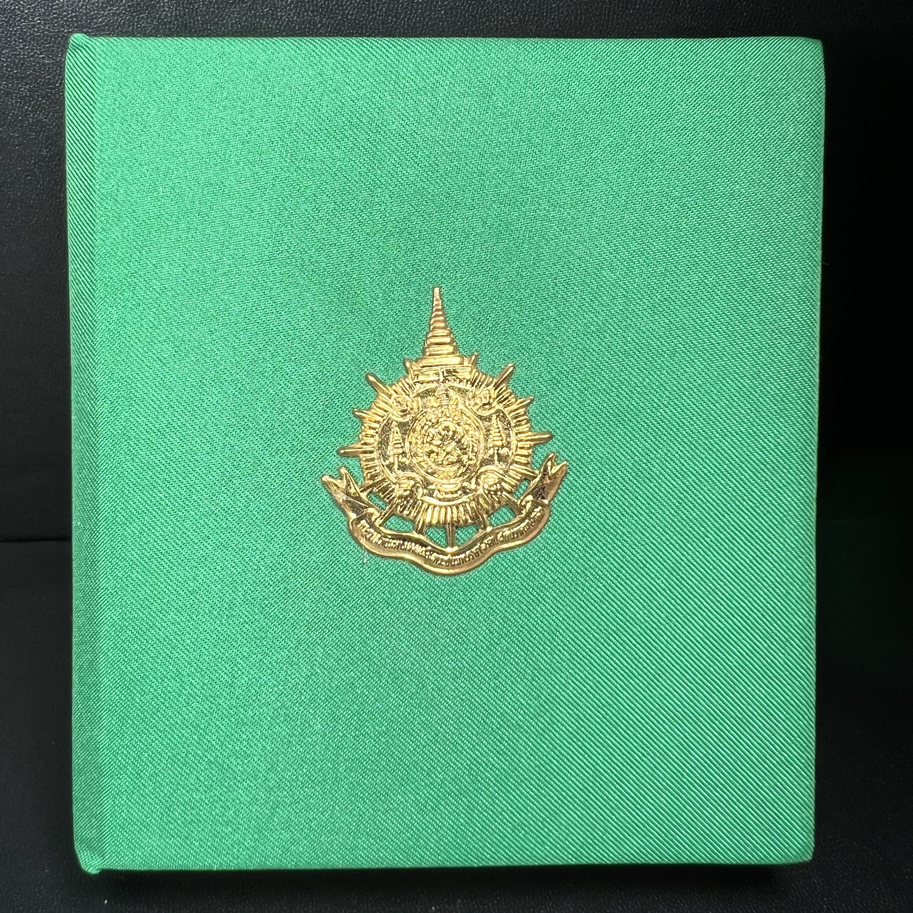 พระพุทธชินราช ภปร. ในวโรกาสพระราชพิธีมหามงคล เฉลิมพระชนมายุ6รอบ 5ธันวาคม2542 มูลนิธิพิทักษ์ดวงตาประชาชน จัดสร้าง เนื้อเงินบริสุทธิ์ 99.9% แบบชุบทองประกายเพชร 3 ไมครอน พิมพ์กลาง ขนาดสูง 2.4 ซม. พร้อมกล่องบรรจุเดิม