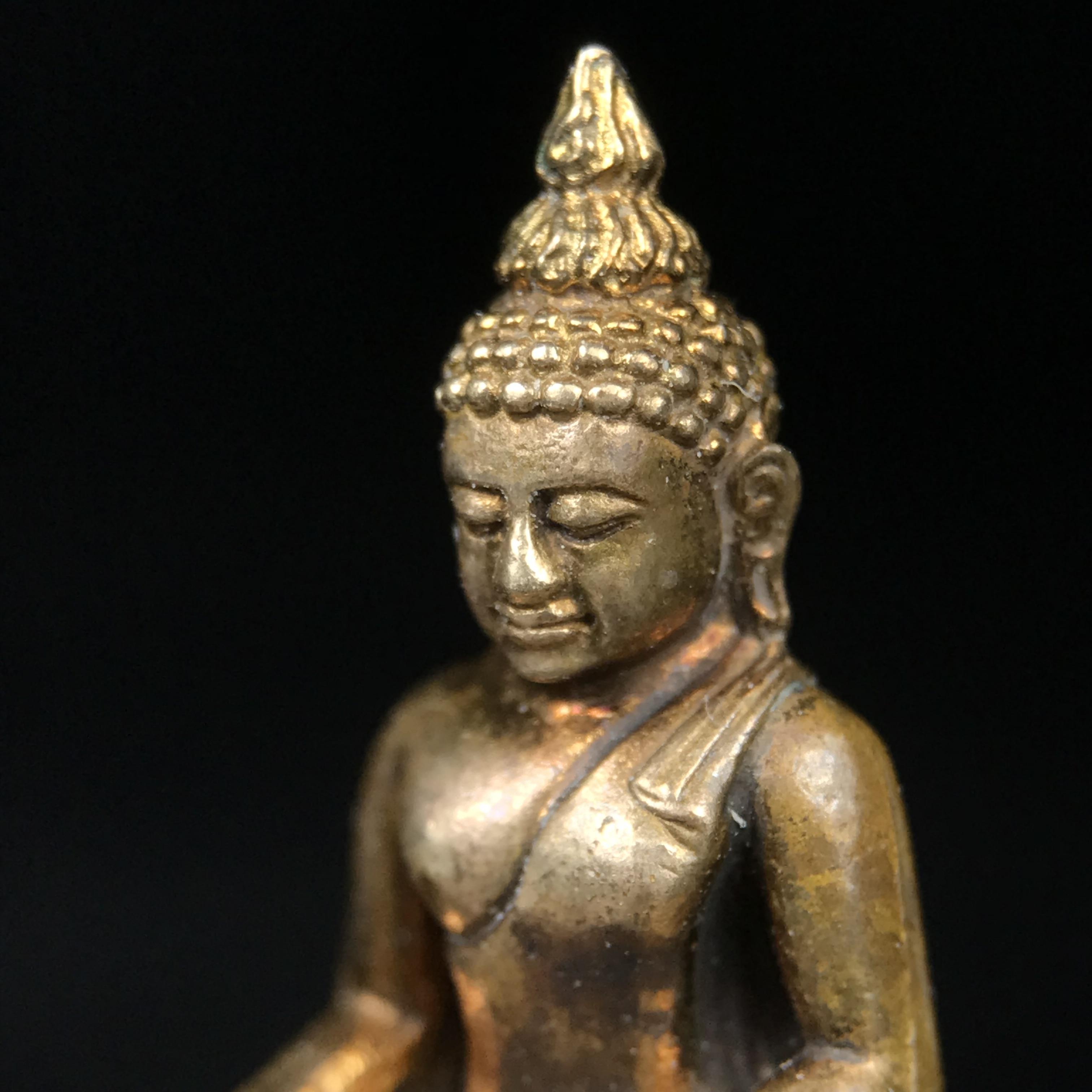 พระกริ่งไพรีพินาศ บรรจุเหล็กไหล ครั้งแรกและครั้งเดียวในประวัติศาสตร์ เฉลิมพระเกียรติ พระบาทสมเด็จพระเจ้าอยู่หัวรัชกาลที่9 พระชนมพรรษา 6 รอบ ปี2542 เนื้อสัมฤทธิ์(บรรจุเหล็กไหล)ดีนอก-ดีใน พิธีใหญ่ มวลสารเด่น(พิเศษกรรมการ ตอก 2 โค๊ต หมายเลข ๒๒๑๘)หายาก