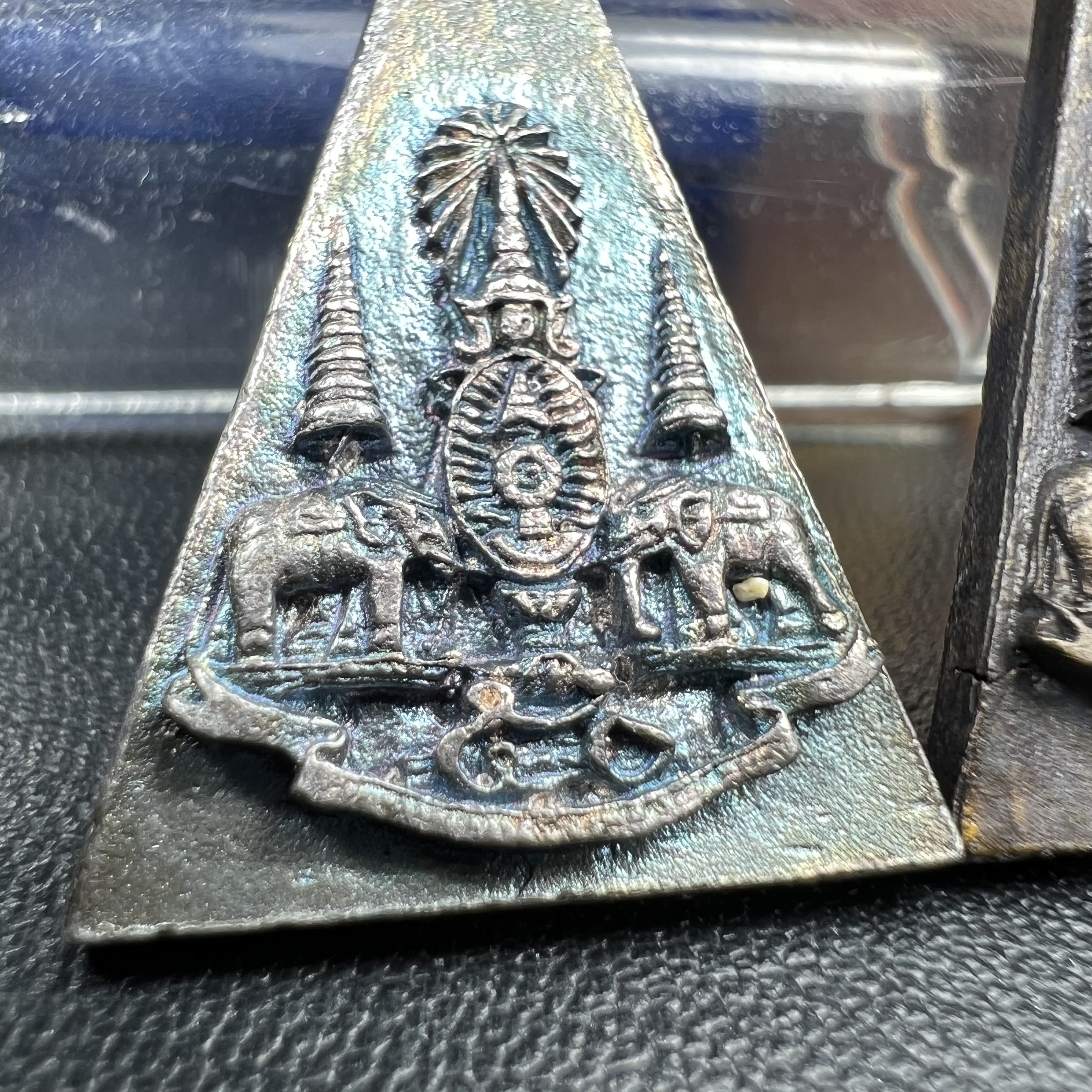 พระกำลังแผ่นดิน (สมเด็จจิตรลดา2) จัดสร้างเฉลิมพระเกียรติ ร.9 ครองราชย์ 50 ปี 2539 เนื้อเงิน(ผิวเดิมกลับดำ รุ้งๆสวย)+เนื้อนวโลหะ(สร้างน้อยหายาก)พร้อมกล่องบรรจุเดิม(1ใน2539องค์)